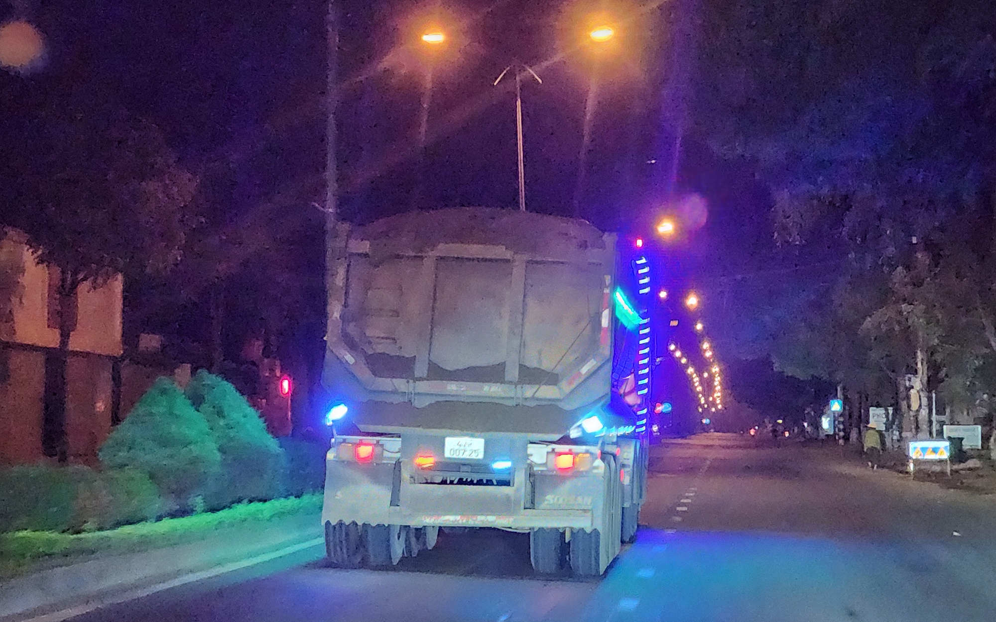 Đắk Lắk: Xe chở c&aacute;t qu&aacute; tải lộng h&agrave;nh tr&ecirc;n quốc lộ