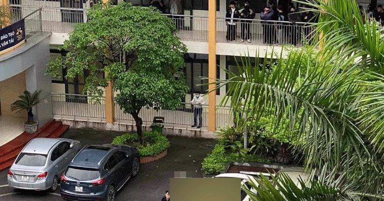 Sinh vi&ecirc;n năm cuối ở H&agrave; Nội ng&atilde; từ tầng 5 xuống s&acirc;n trường- Ảnh 1.