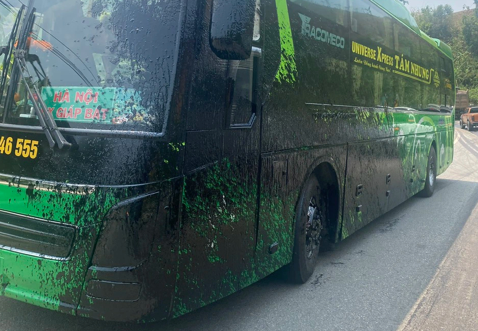 Lật xe đầu k&eacute;o chở nhựa đường n&oacute;ng tr&ecirc;n đường Hồ Ch&iacute; Minh- Ảnh 2.