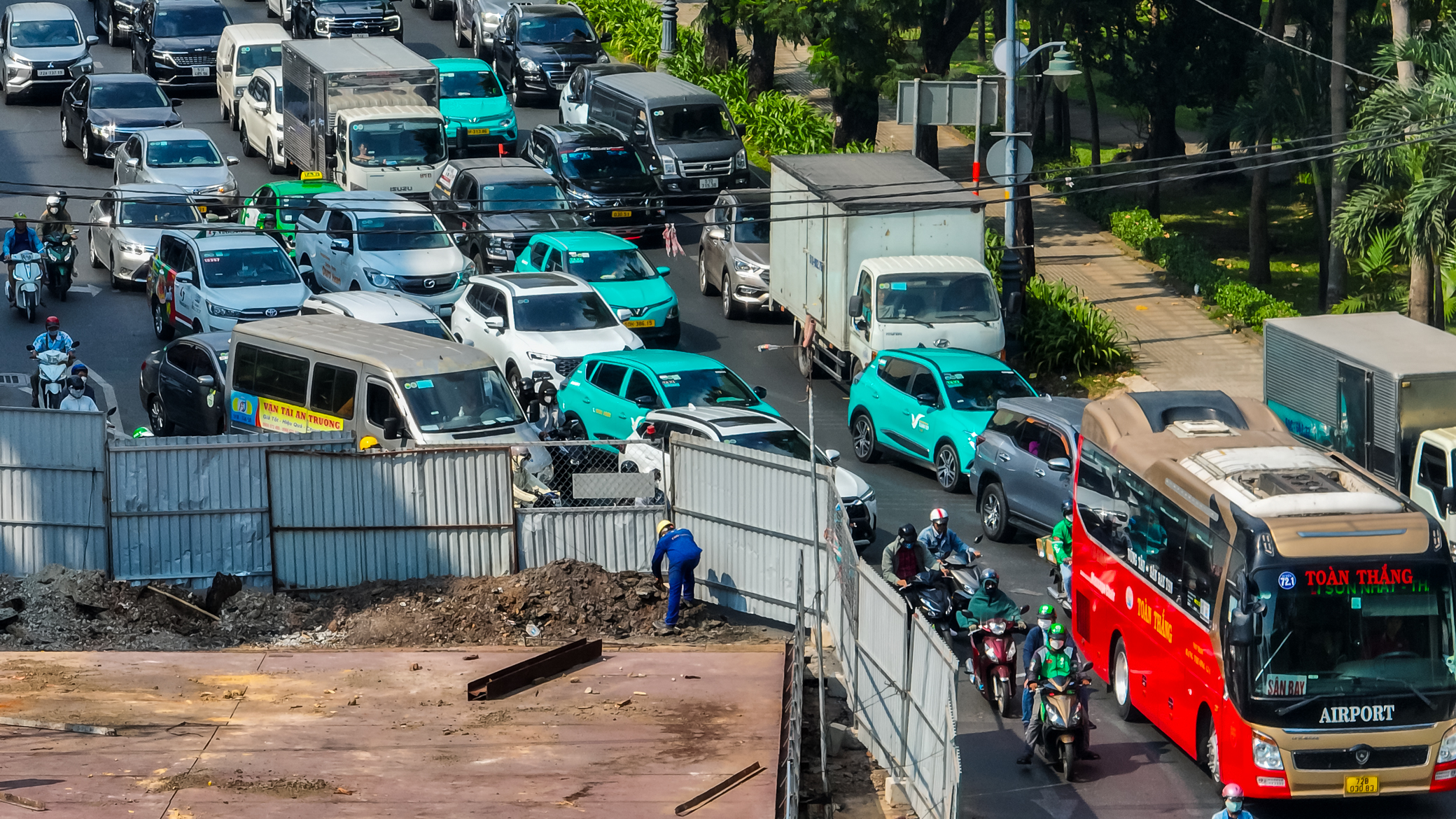 Cận cảnh cầu vượt tạm sắp đưa v&agrave;o sử dụng ở cửa ng&otilde; s&acirc;n bay T&acirc;n Sơn Nhất- Ảnh 10.