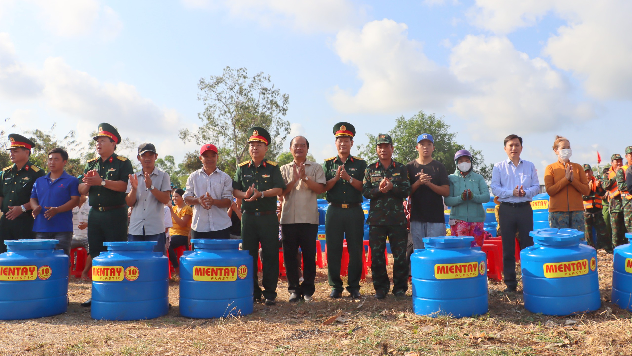 T&igrave;nh người trong hạn mặn ở C&agrave; Mau- Ảnh 11.
