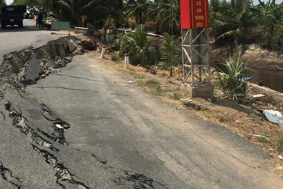 Sạt lở, sụt l&uacute;n đường ở Ki&ecirc;n Giang g&acirc;y thiệt hại hơn 88 tỷ đồng- Ảnh 1.