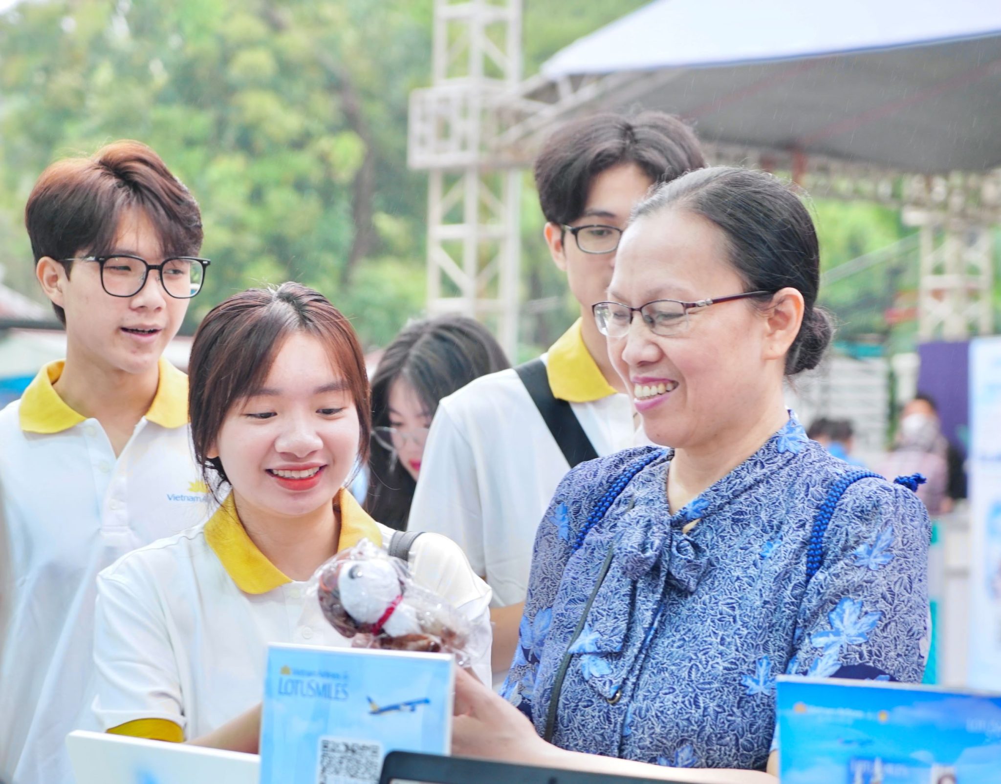 Vietnam Airlines tung loạt v&eacute; ưu đ&atilde;i bay quốc tế tại VITM 2024- Ảnh 1.