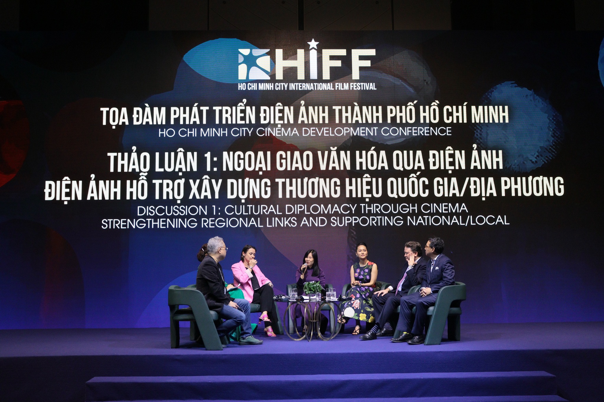 Phiên thảo luận với các vị khách mời quốc tế.