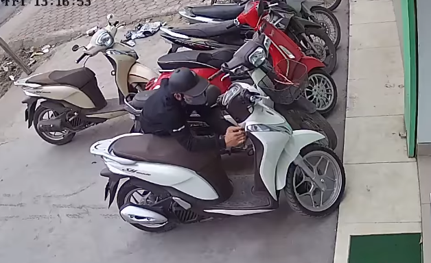 Lĩnh &aacute;n 42 th&aacute;ng t&ugrave; v&igrave; lấy trộm chiếc xe m&aacute;y để r&igrave;a đường- Ảnh 1.