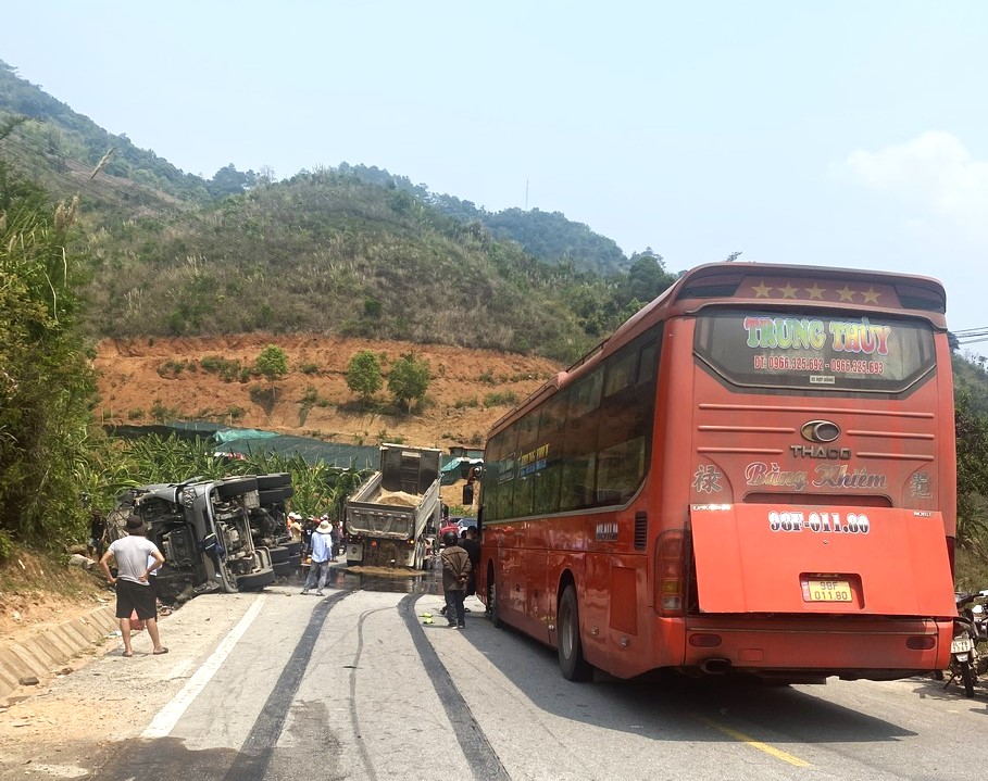 Lật xe đầu k&eacute;o chở nhựa đường n&oacute;ng tr&ecirc;n đường Hồ Ch&iacute; Minh- Ảnh 1.