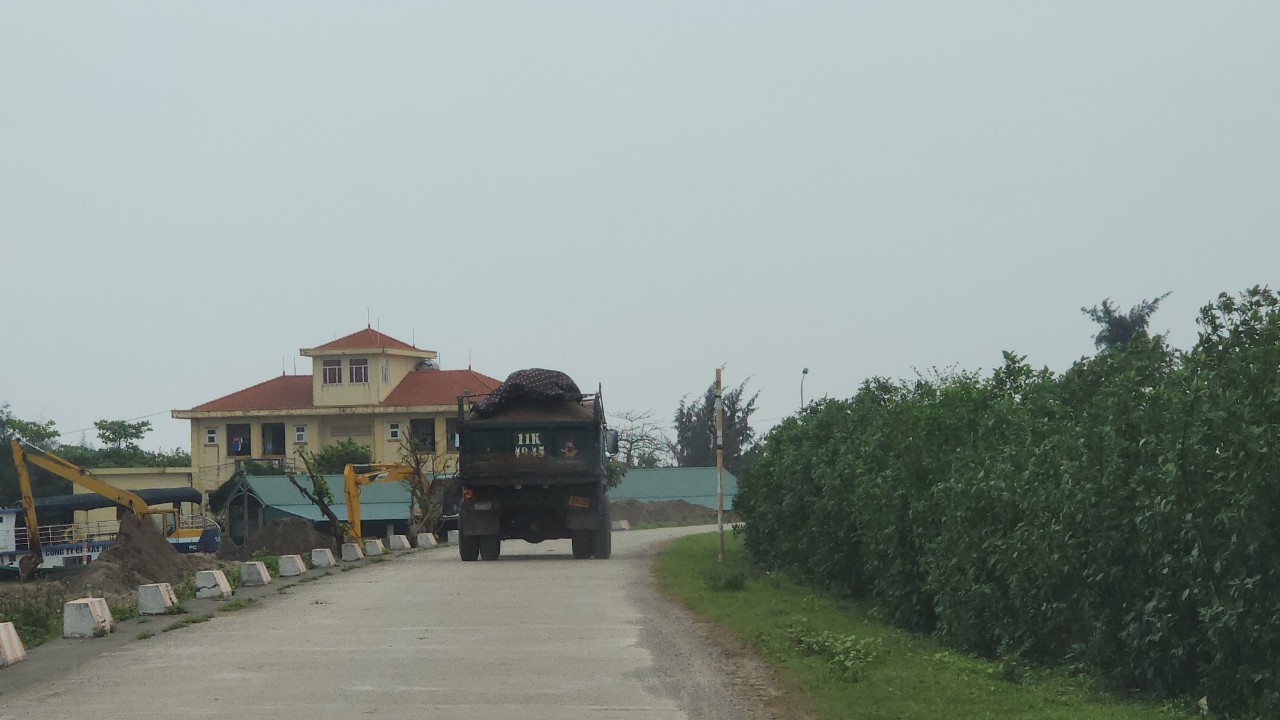 Nam Định: Loạt bến b&atilde;i tr&aacute;i ph&eacute;p bủa v&acirc;y, xe nghi qu&aacute; tải tung ho&agrave;nh đ&ecirc; Hữu Hồng- Ảnh 11.
