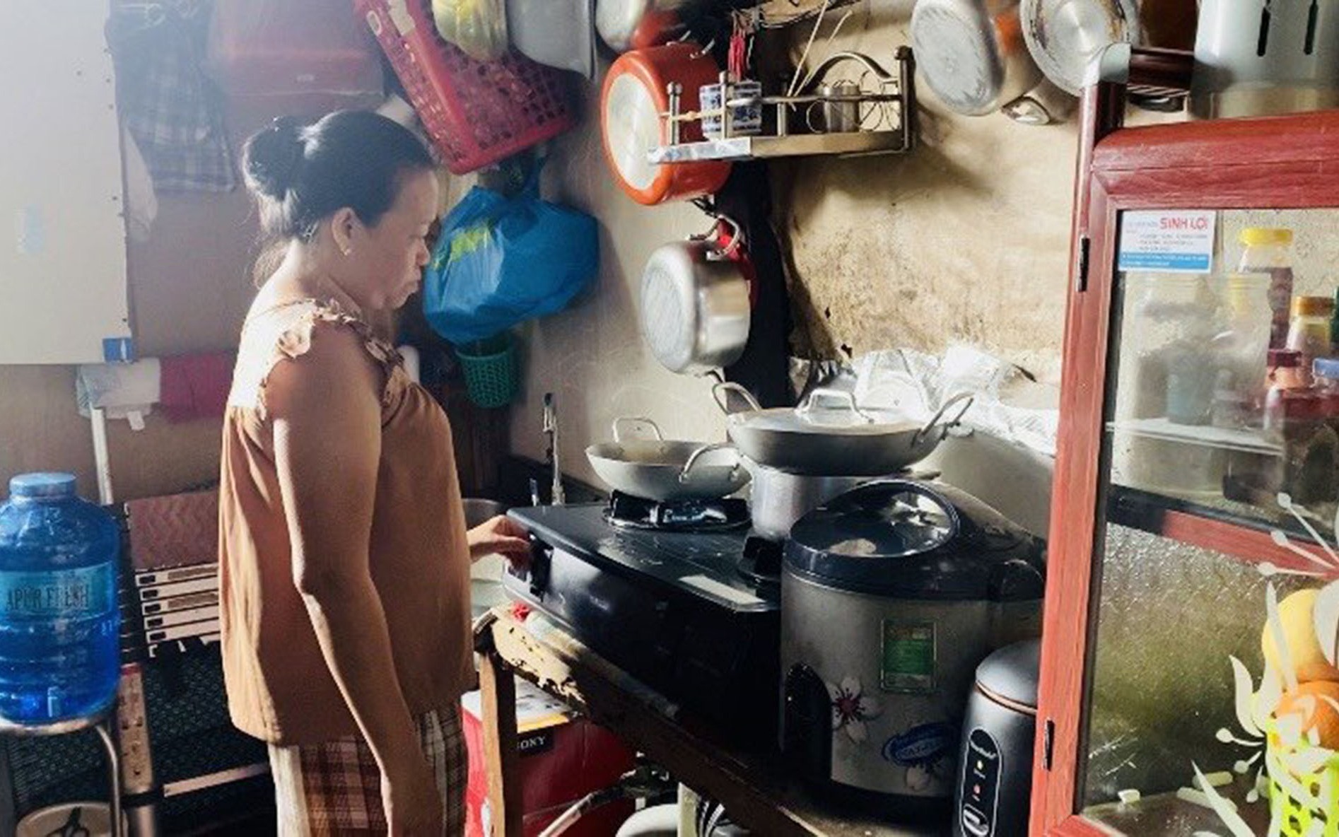 Sập hai nhà ven kênh Đôi ở TP.HCM- Ảnh 3. TP.HCM: Dân nóng lòng chờ di dời nhà ven kênh, rạch