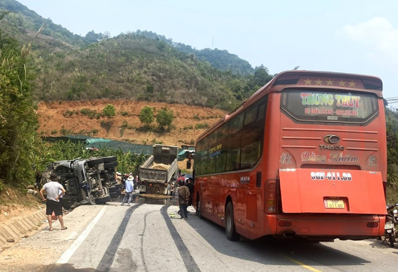 Hiện trường chiếc xe đầu kéo chở nhựa đường bị lật tại Đăk Glei. Hiện trường chiếc xe đầu kéo chở nhựa đường bị lật tại Đăk Glei.