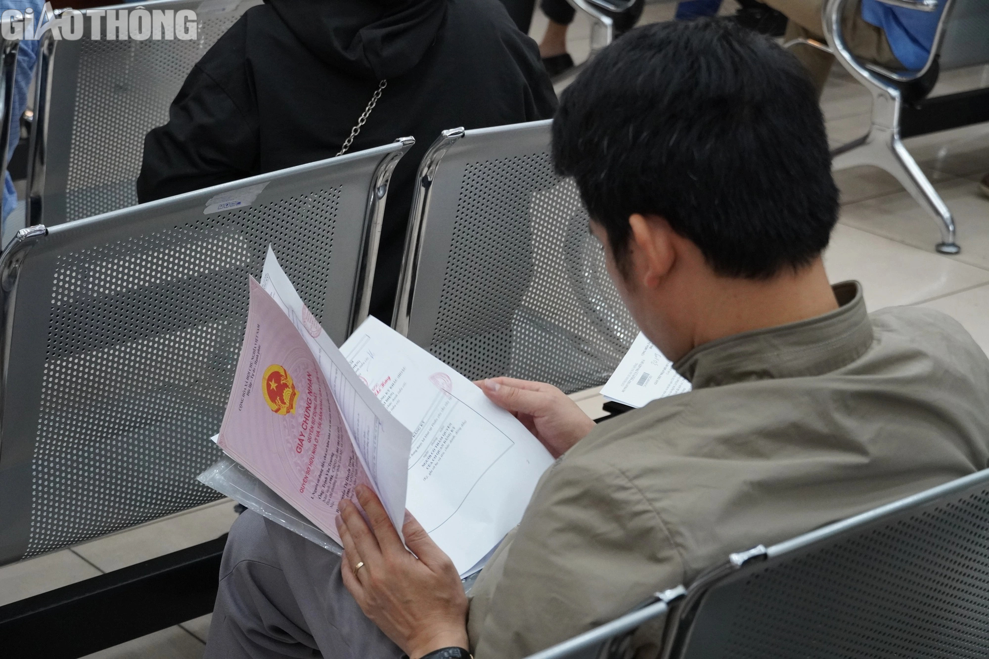 H&agrave; Nội: Người d&acirc;n vẫn xếp h&agrave;ng chờ l&agrave;m thủ tục đăng k&yacute; đất đai- Ảnh 3.