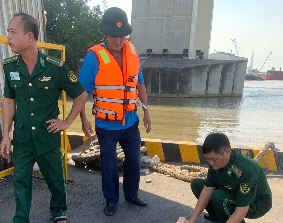 Người đ&agrave;n &ocirc;ng nhảy cầu Ph&uacute; Mỹ được cứu sống- Ảnh 1.