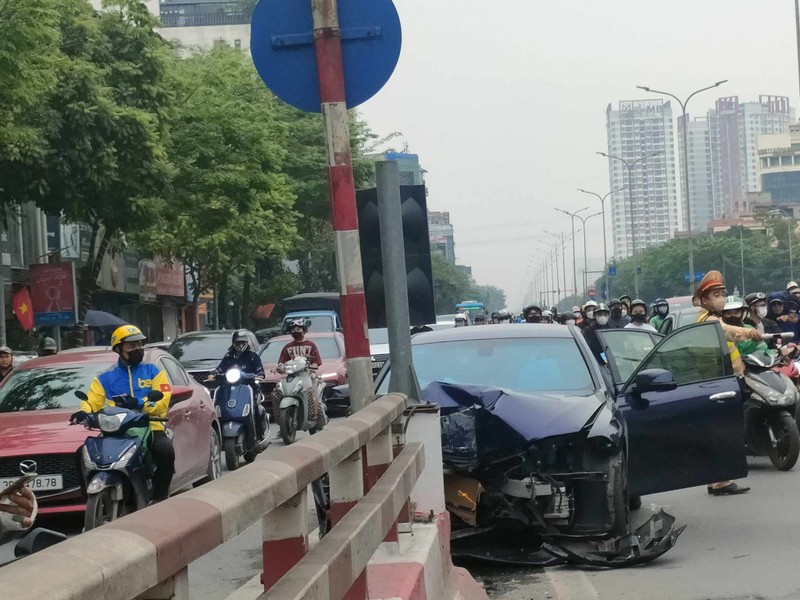 Ô tô con nát đầu sau cú tự đâm ở chân cầu vượt - Ảnh 1.