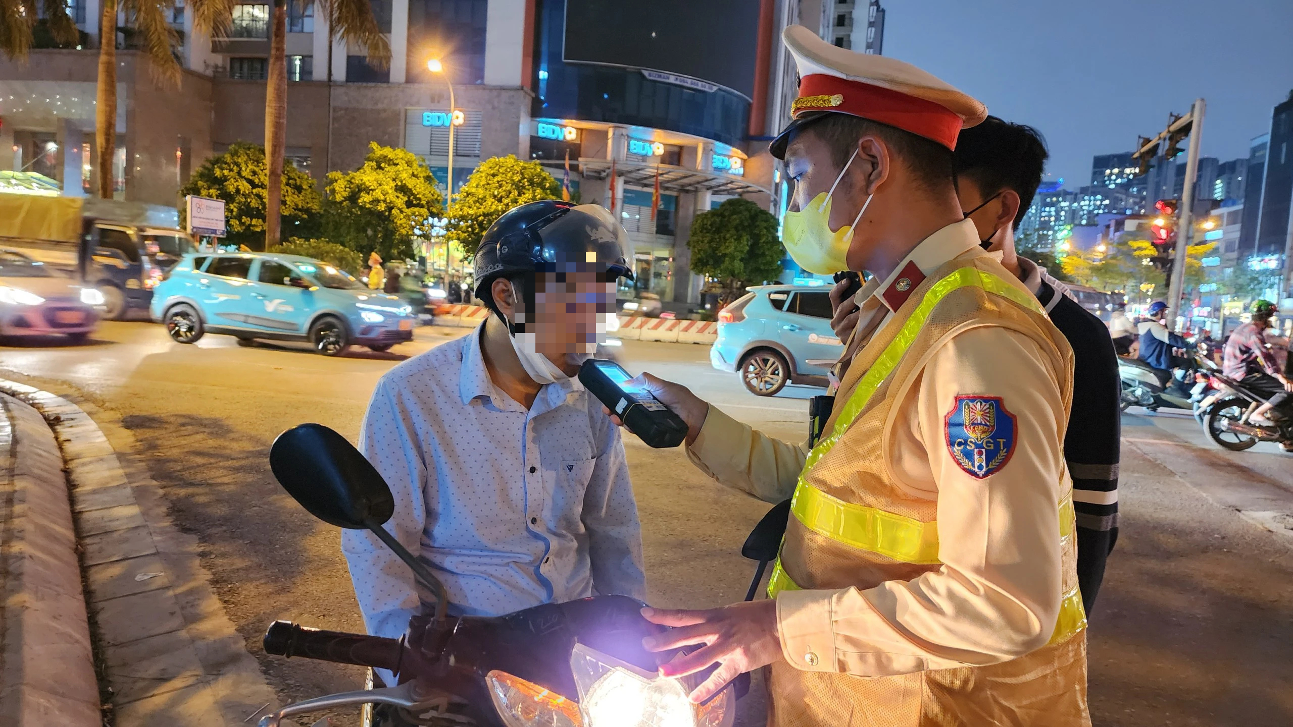 T&agrave;i xế tung đủ chi&ecirc;u vẫn kh&ocirc;ng tho&aacute;t lỗi vi phạm nồng độ cồn- Ảnh 1.