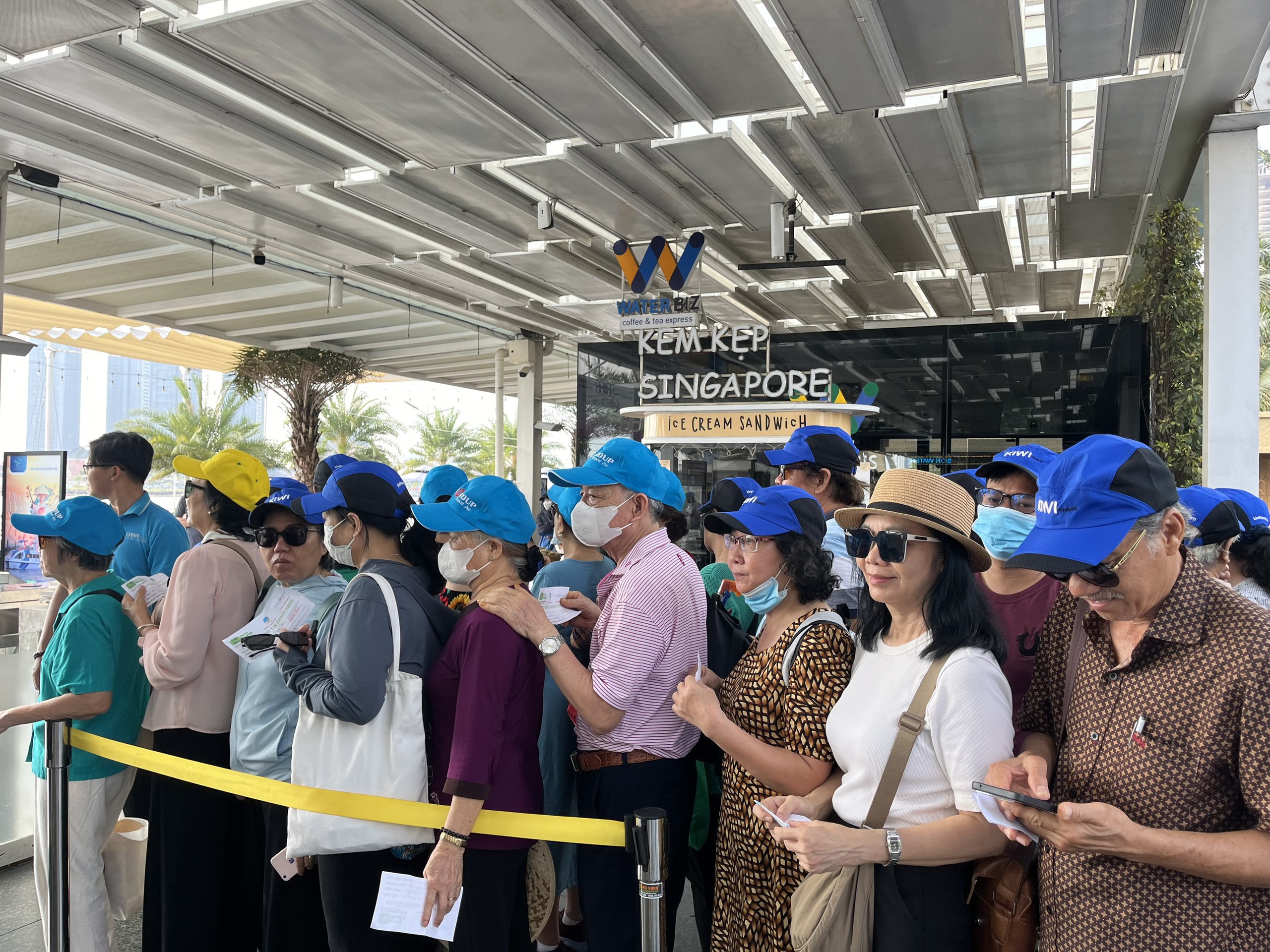 Du kh&aacute;ch th&iacute;ch th&uacute; với tour k&iacute;ch cầu du lịch quen m&agrave; lạ ở TP.HCM- Ảnh 2.