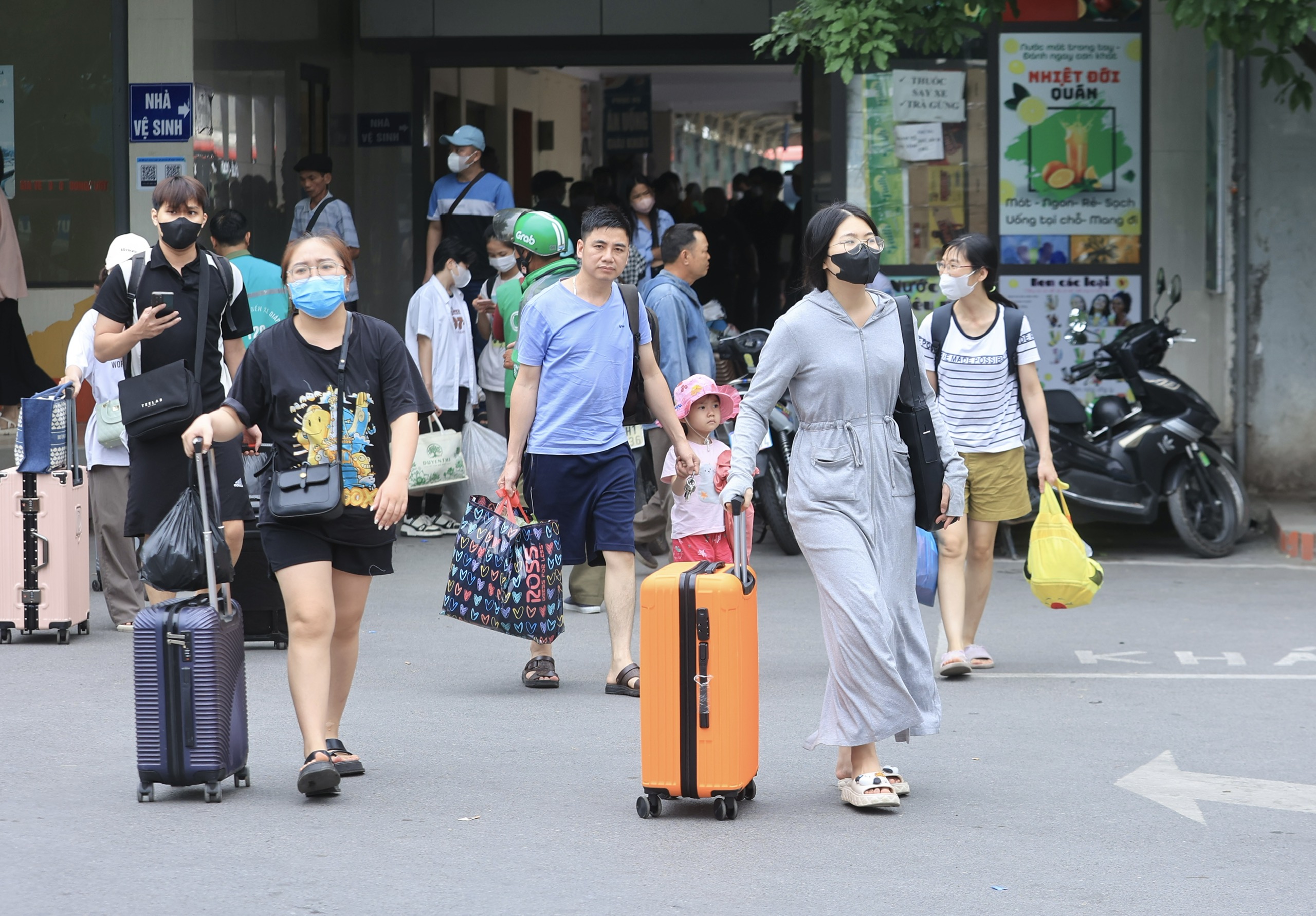 Cả vạn người quay lại H&agrave; Nội ng&agrave;y cuối nghỉ lễ, xe kh&aacute;ch dồn dập về bến- Ảnh 9.