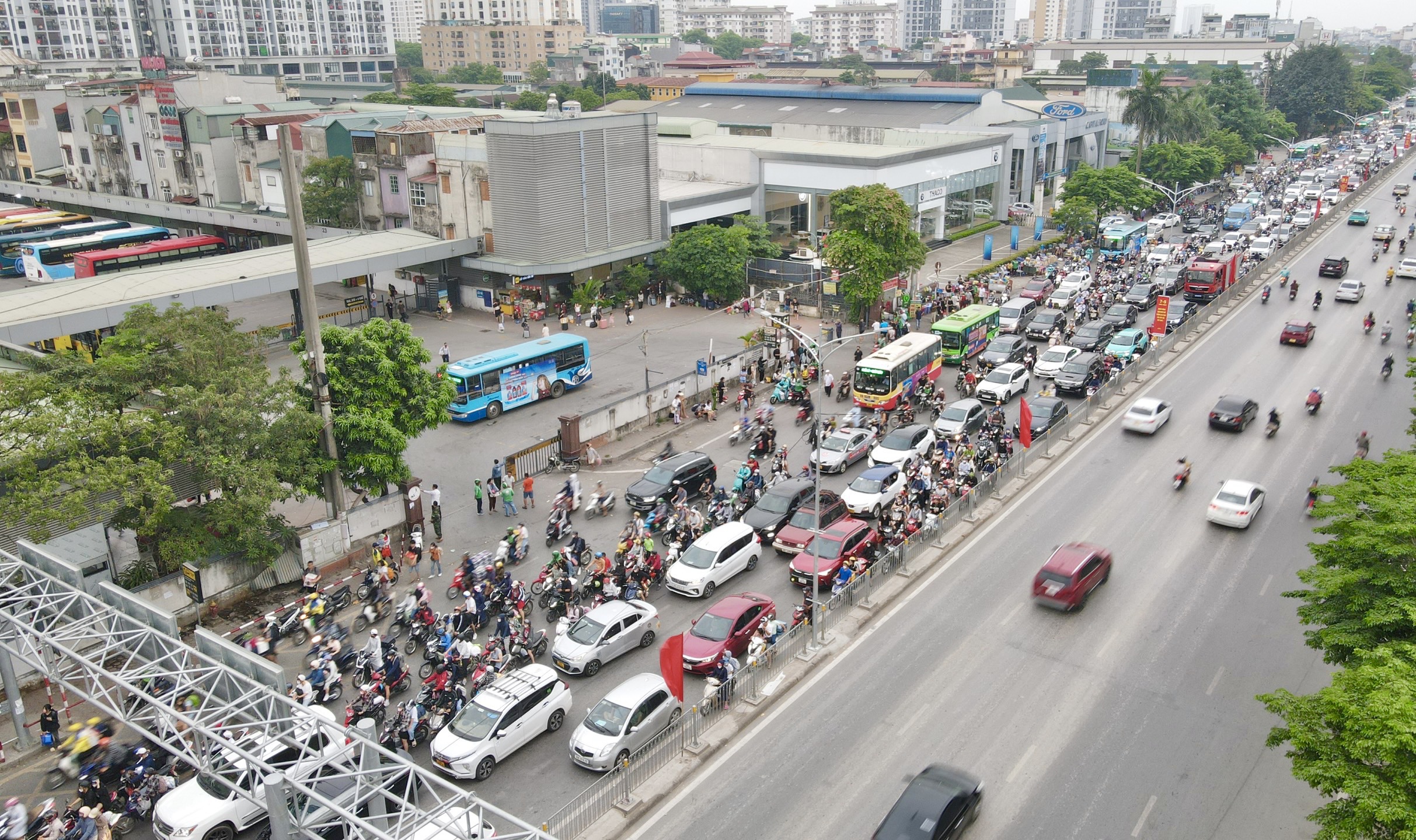 Đường v&agrave;o H&agrave; Nội th&ocirc;ng tho&aacute;ng, &ugrave;n ứ cục bộ khu vực bến xe- Ảnh 14.