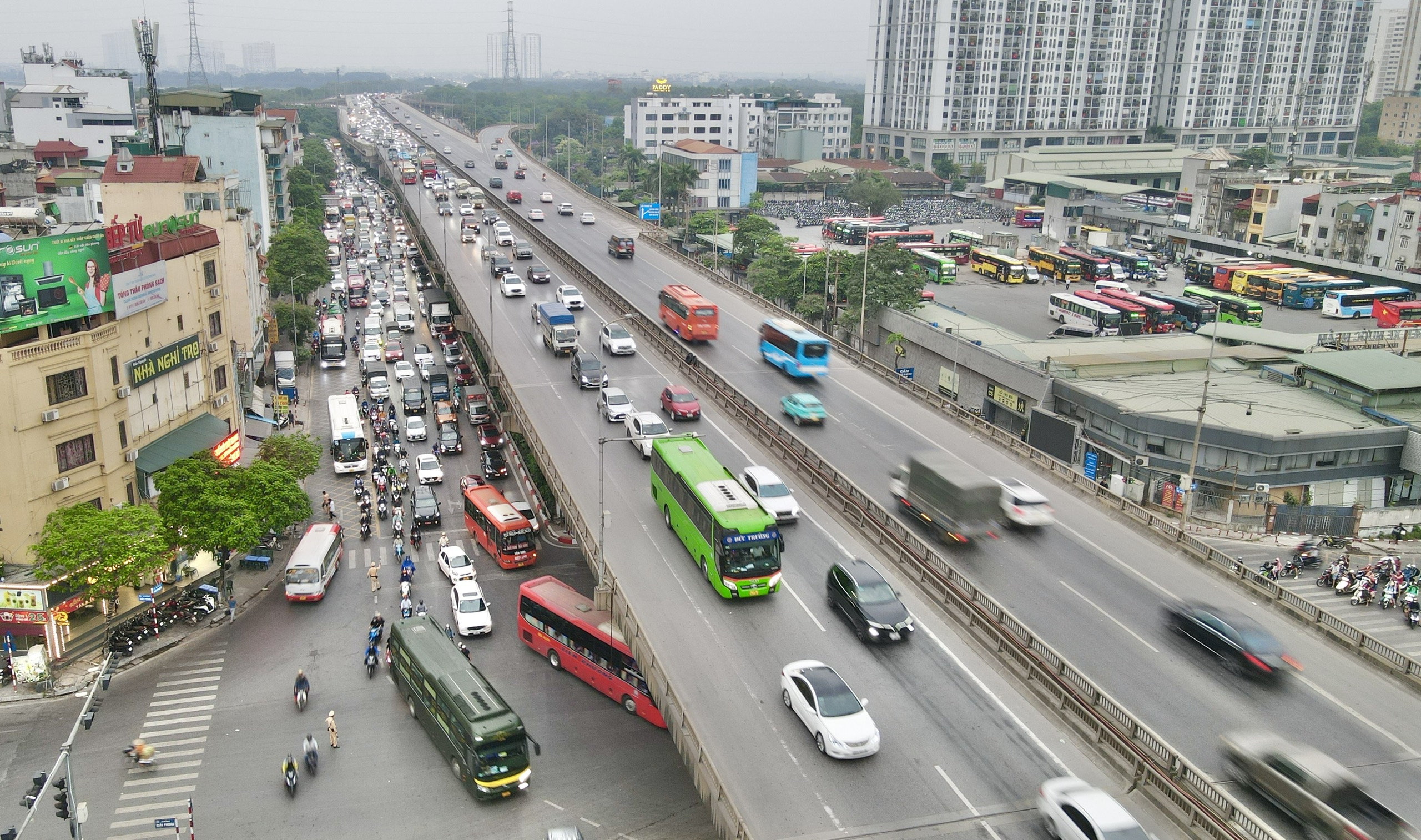 Đường v&agrave;o H&agrave; Nội th&ocirc;ng tho&aacute;ng, &ugrave;n ứ cục bộ khu vực bến xe- Ảnh 16.