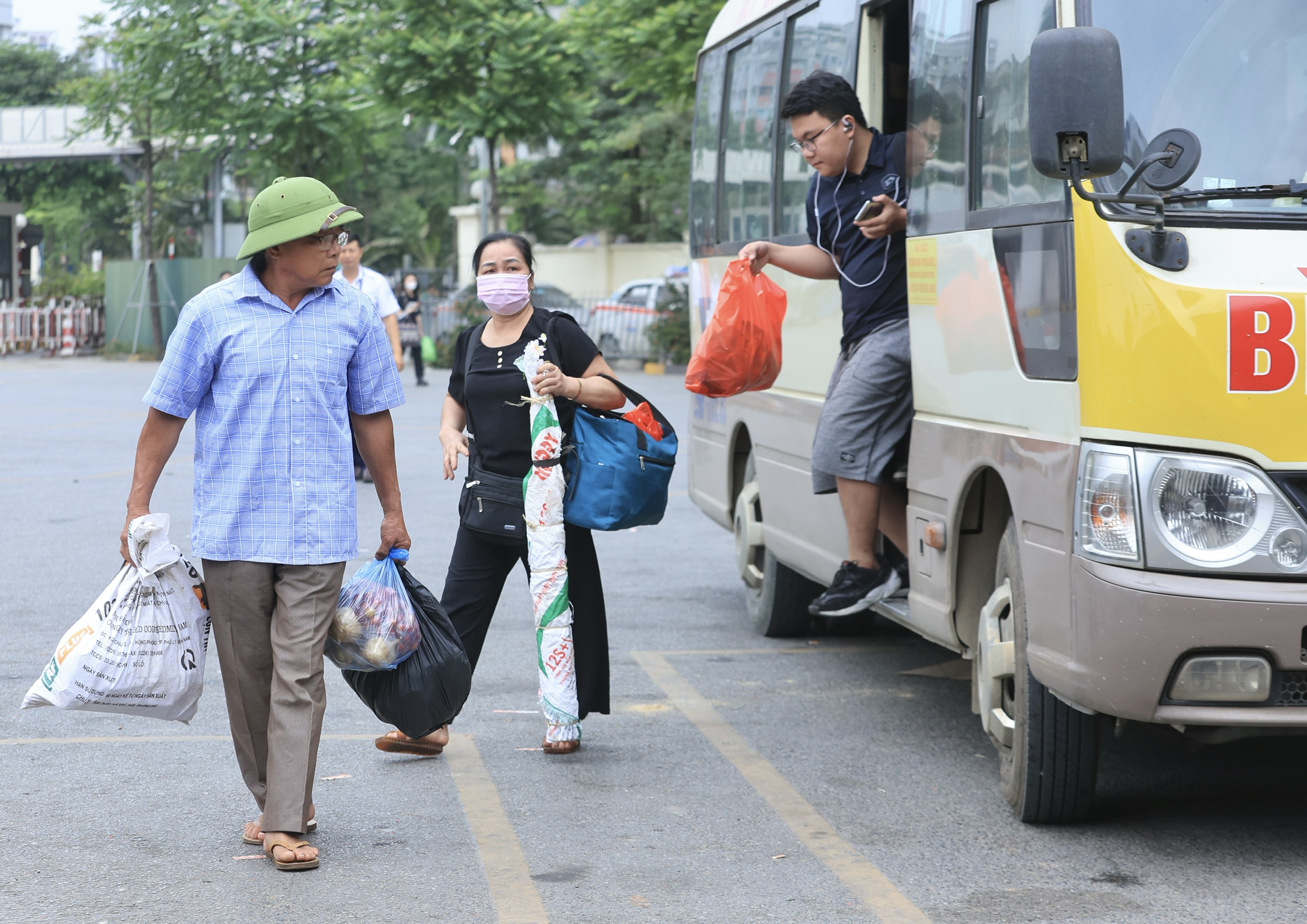 Cả vạn người quay lại H&agrave; Nội ng&agrave;y cuối nghỉ lễ, xe kh&aacute;ch dồn dập về bến- Ảnh 3.
