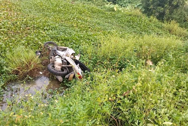 Hiện trường ph&aacute;t hiện thi thể nam thanh ni&ecirc;n c&ugrave;ng chiếc xe m&aacute;y.