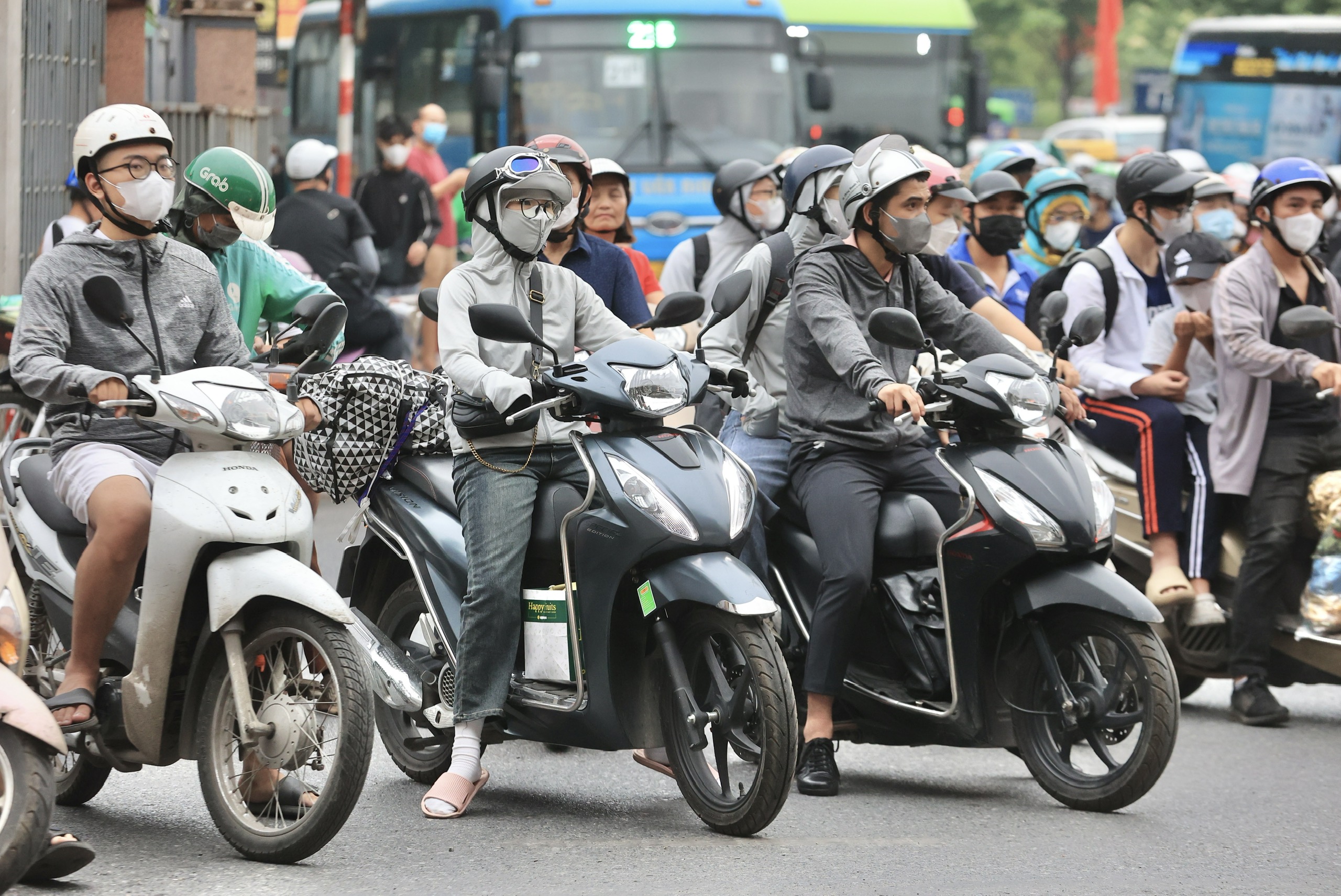 Đường v&agrave;o H&agrave; Nội th&ocirc;ng tho&aacute;ng, &ugrave;n ứ cục bộ khu vực bến xe- Ảnh 7.