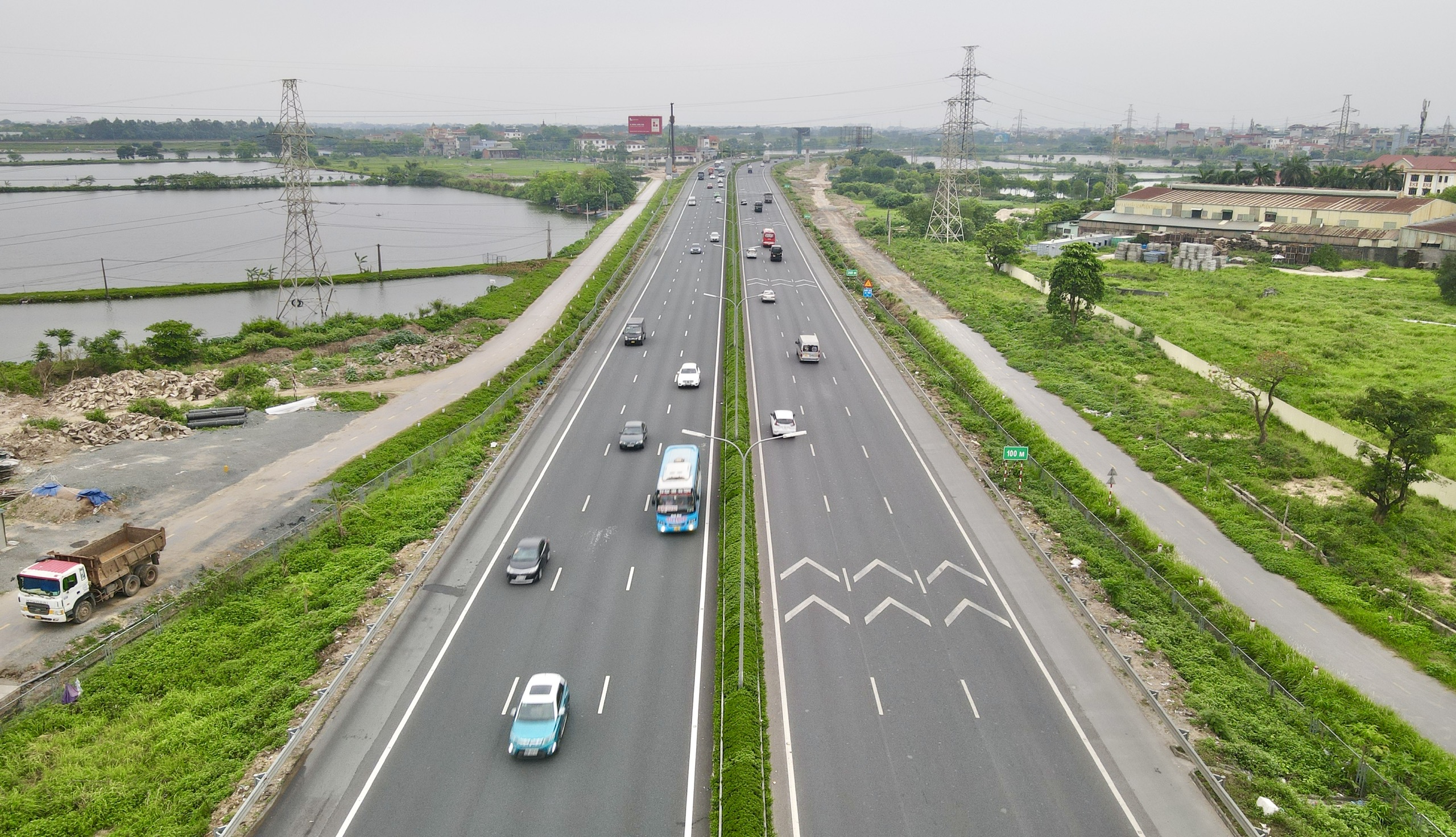 Đường v&agrave;o H&agrave; Nội th&ocirc;ng tho&aacute;ng, &ugrave;n ứ cục bộ khu vực bến xe- Ảnh 2.