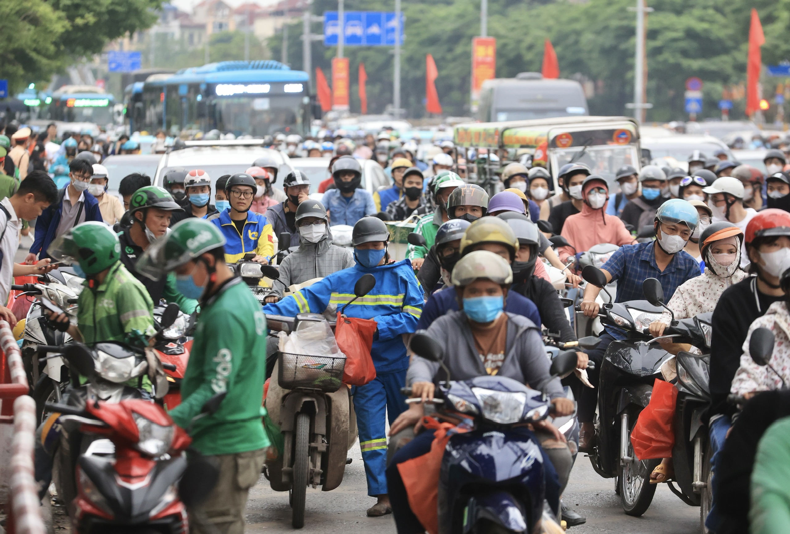 Đường v&agrave;o H&agrave; Nội th&ocirc;ng tho&aacute;ng, &ugrave;n ứ cục bộ khu vực bến xe- Ảnh 6.