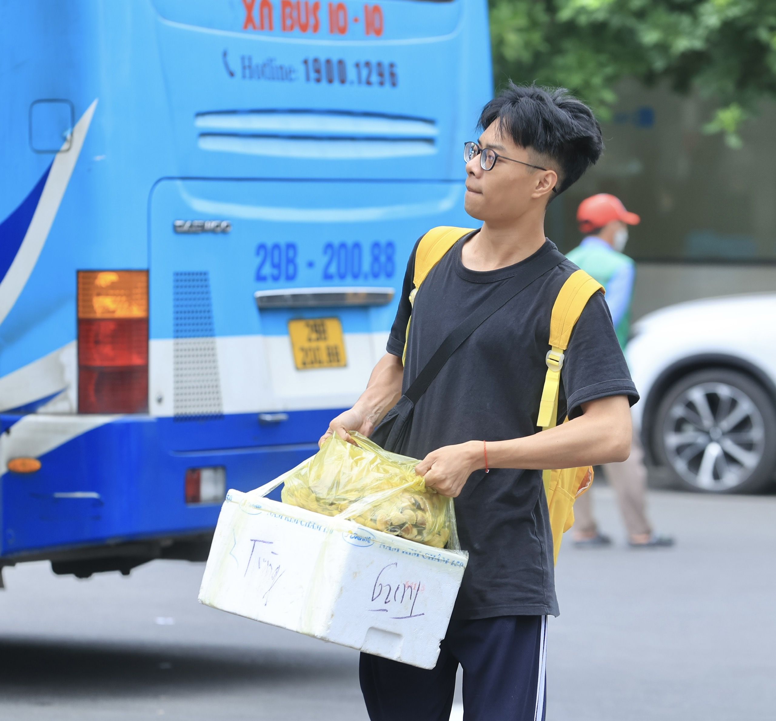 Cả vạn người quay lại H&agrave; Nội ng&agrave;y cuối nghỉ lễ, xe kh&aacute;ch dồn dập về bến- Ảnh 15.