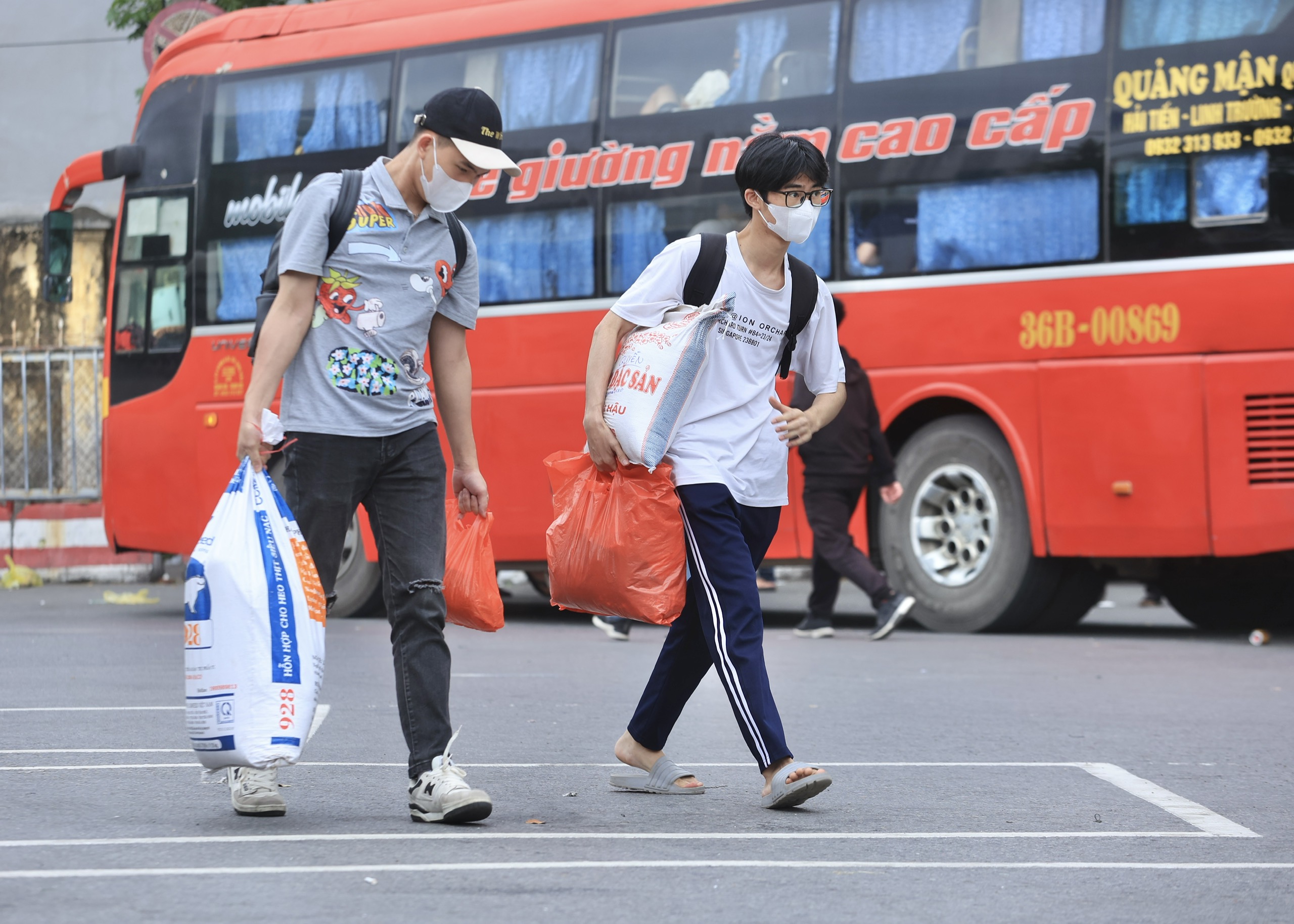 Cả vạn người quay lại H&agrave; Nội ng&agrave;y cuối nghỉ lễ, xe kh&aacute;ch dồn dập về bến- Ảnh 17.