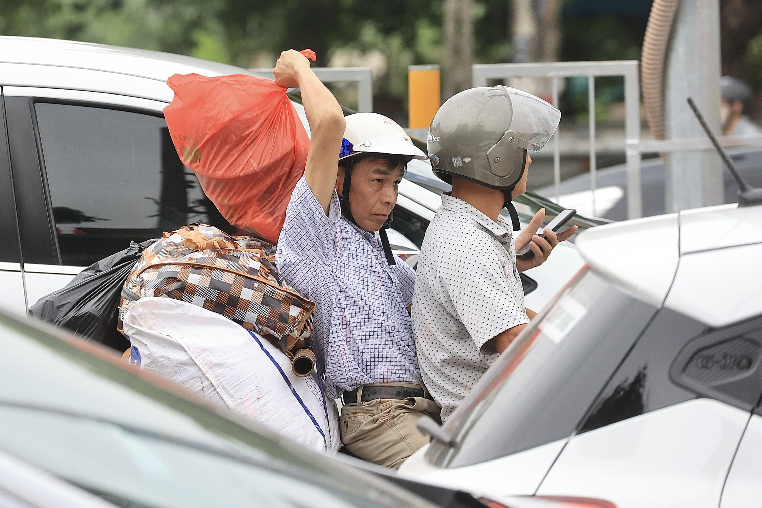 Đường v&agrave;o H&agrave; Nội th&ocirc;ng tho&aacute;ng, &ugrave;n ứ cục bộ khu vực bến xe- Ảnh 13.