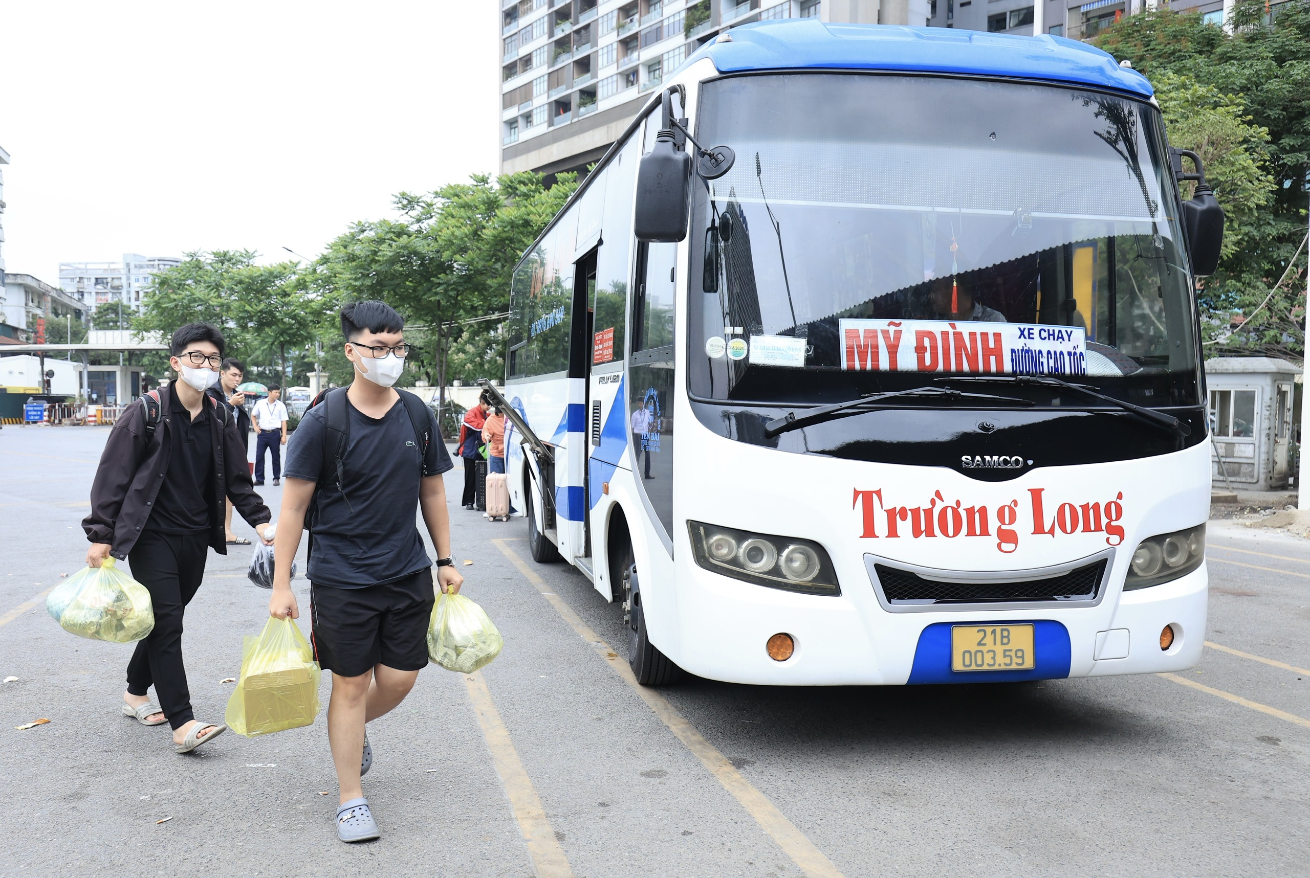 Cả vạn người quay lại H&agrave; Nội ng&agrave;y cuối nghỉ lễ, xe kh&aacute;ch dồn dập về bến- Ảnh 2.