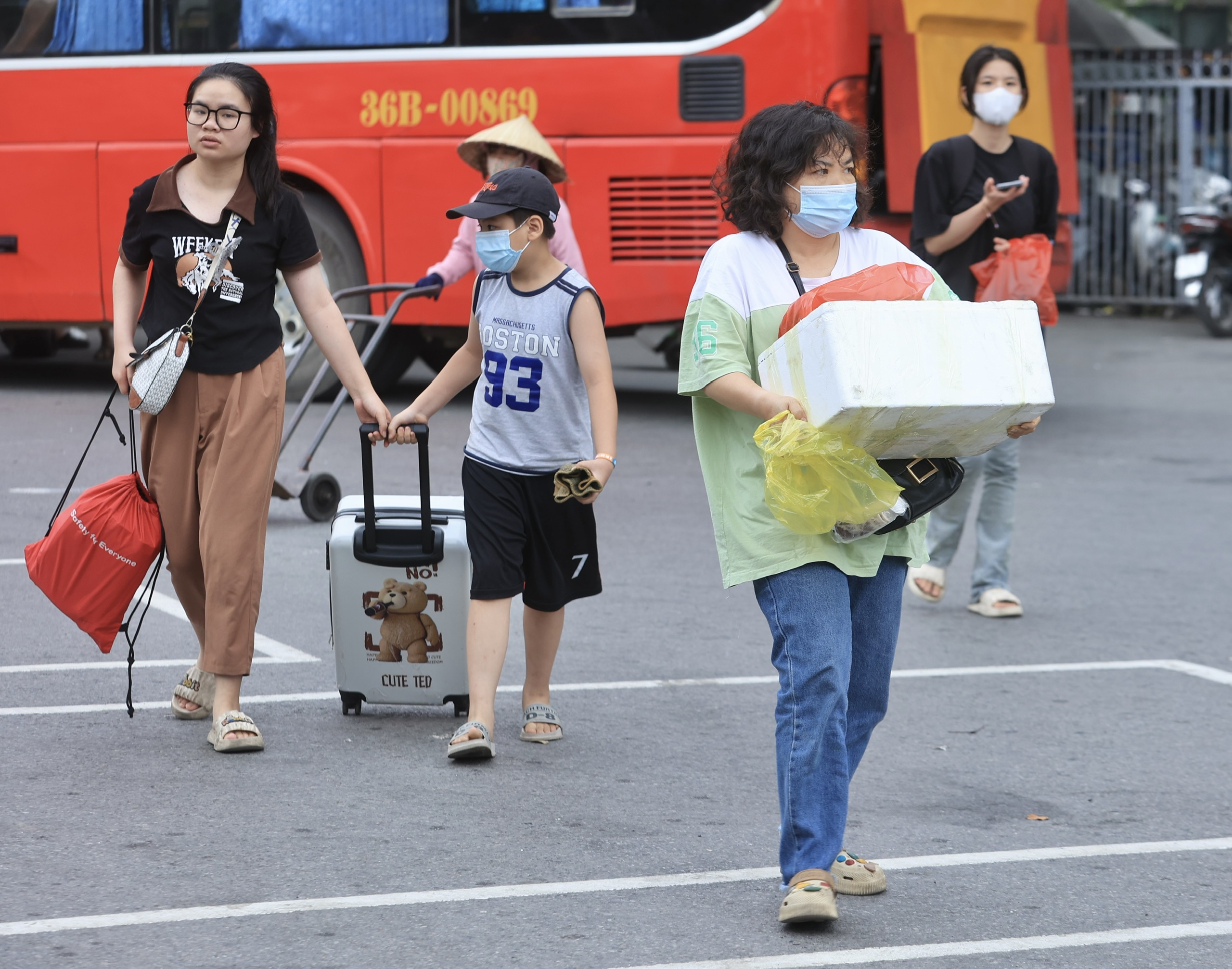 Cả vạn người quay lại H&agrave; Nội ng&agrave;y cuối nghỉ lễ, xe kh&aacute;ch dồn dập về bến- Ảnh 18.
