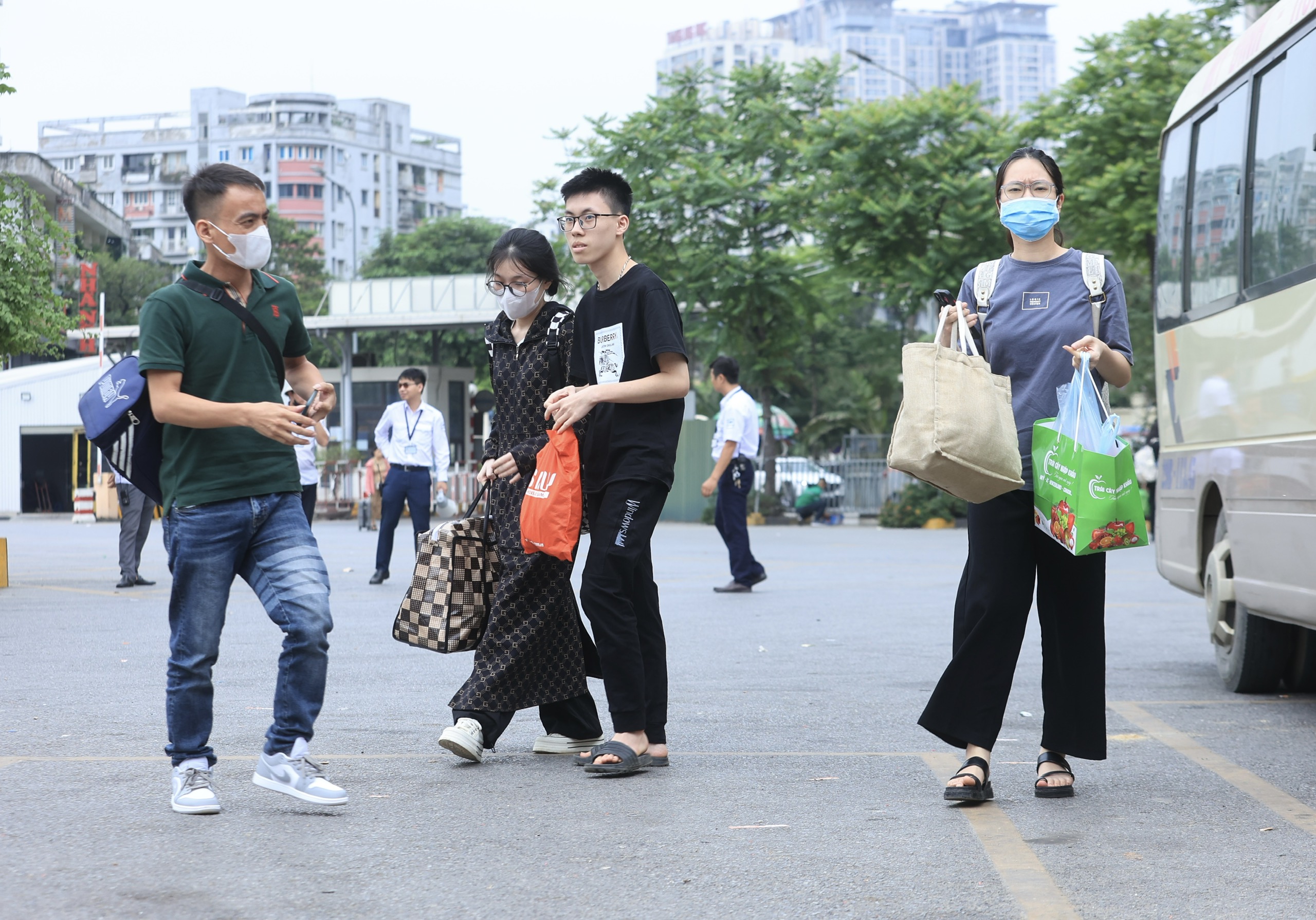 Cả vạn người quay lại H&agrave; Nội ng&agrave;y cuối nghỉ lễ, xe kh&aacute;ch dồn dập về bến- Ảnh 4.
