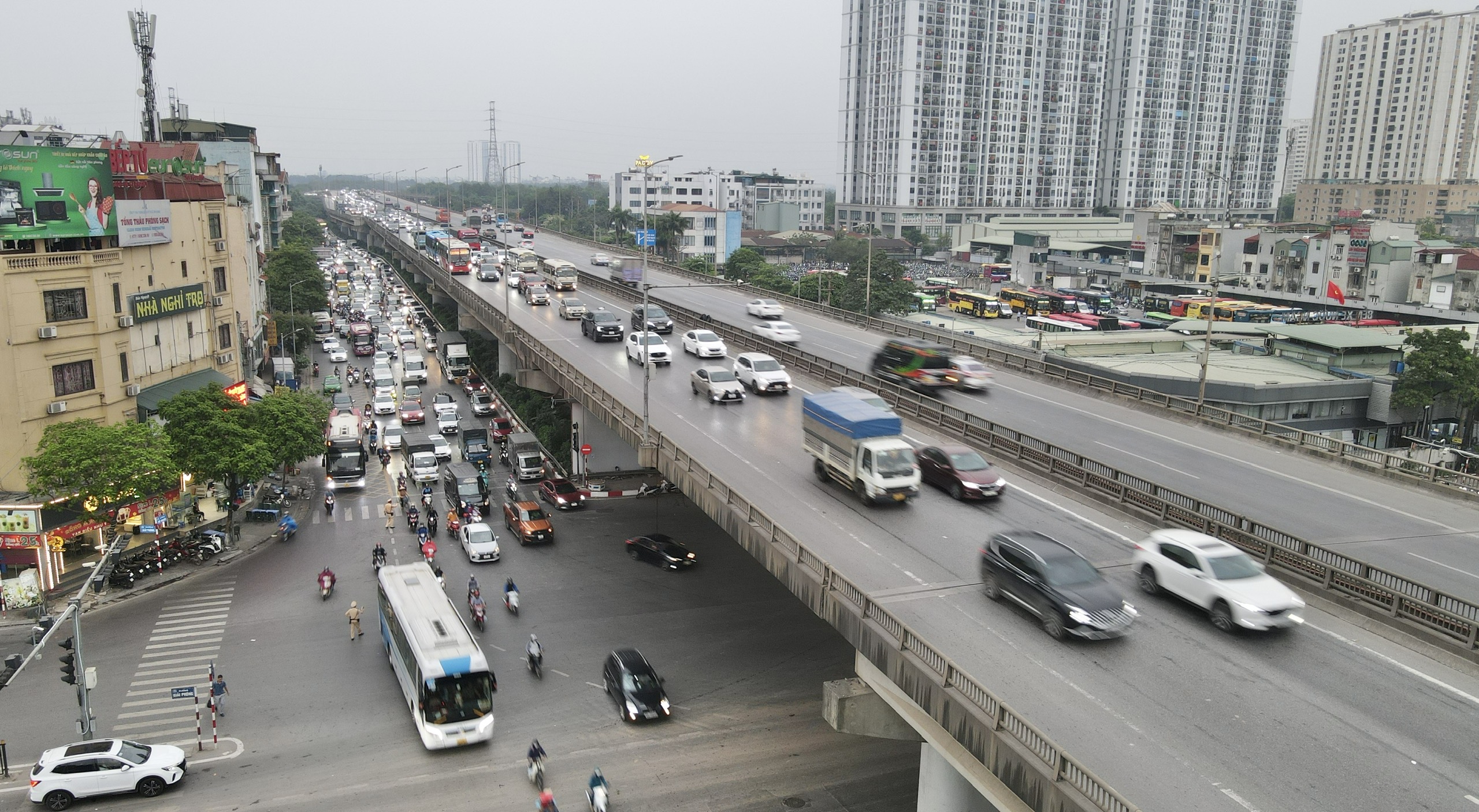 Đường v&agrave;o H&agrave; Nội th&ocirc;ng tho&aacute;ng, &ugrave;n ứ cục bộ khu vực bến xe- Ảnh 17.