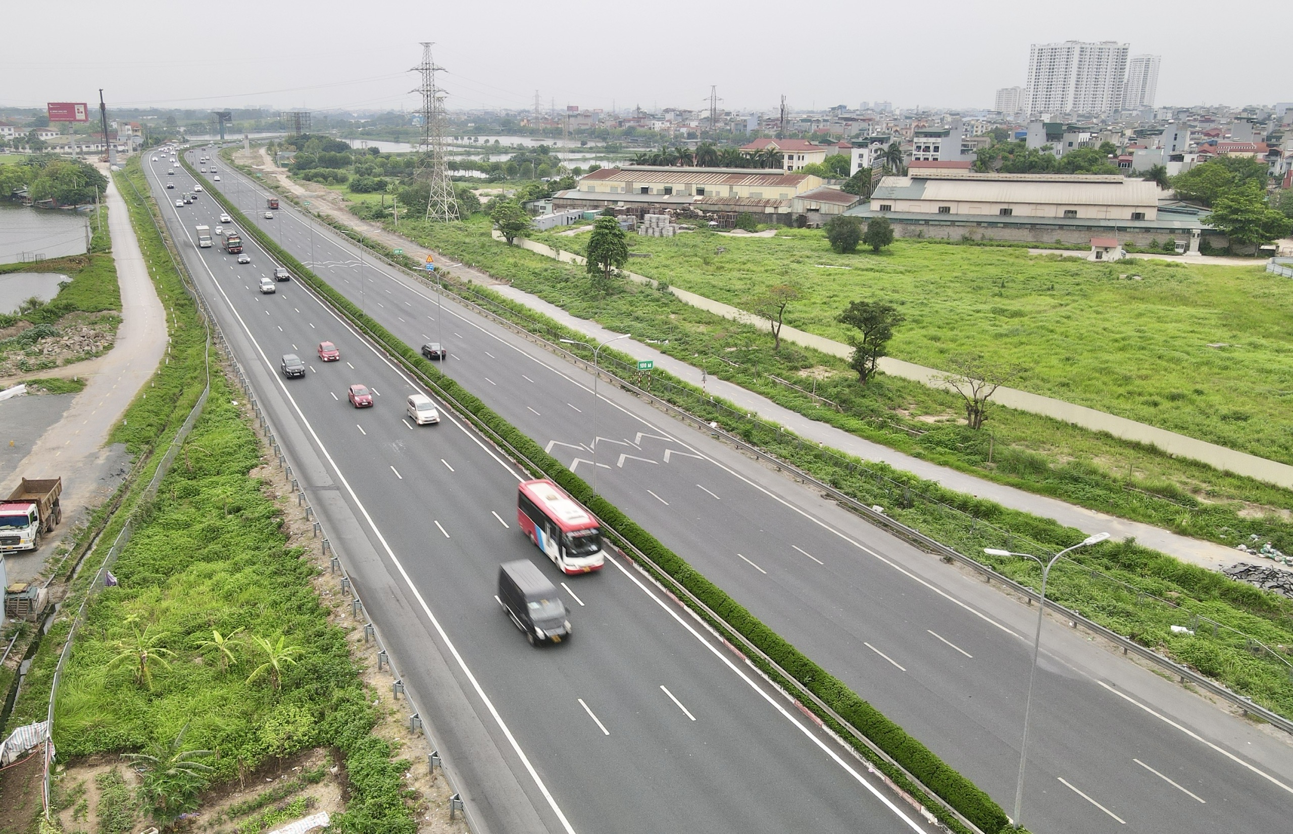Đường v&agrave;o H&agrave; Nội th&ocirc;ng tho&aacute;ng, &ugrave;n ứ cục bộ khu vực bến xe- Ảnh 1.