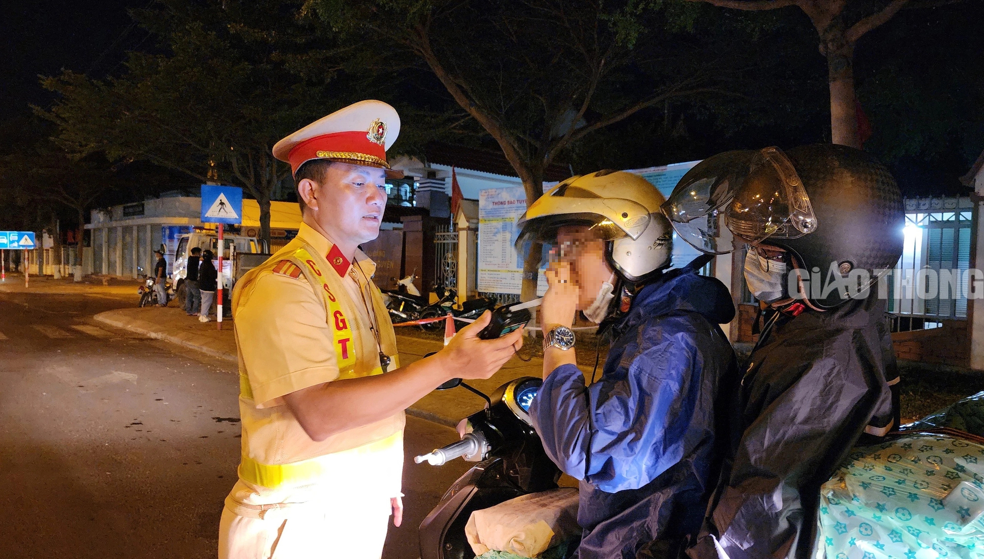 Vi phạm nồng độ cồn, t&agrave;i xế tuy&ecirc;n bố "cho lu&ocirc;n xe"- Ảnh 10.