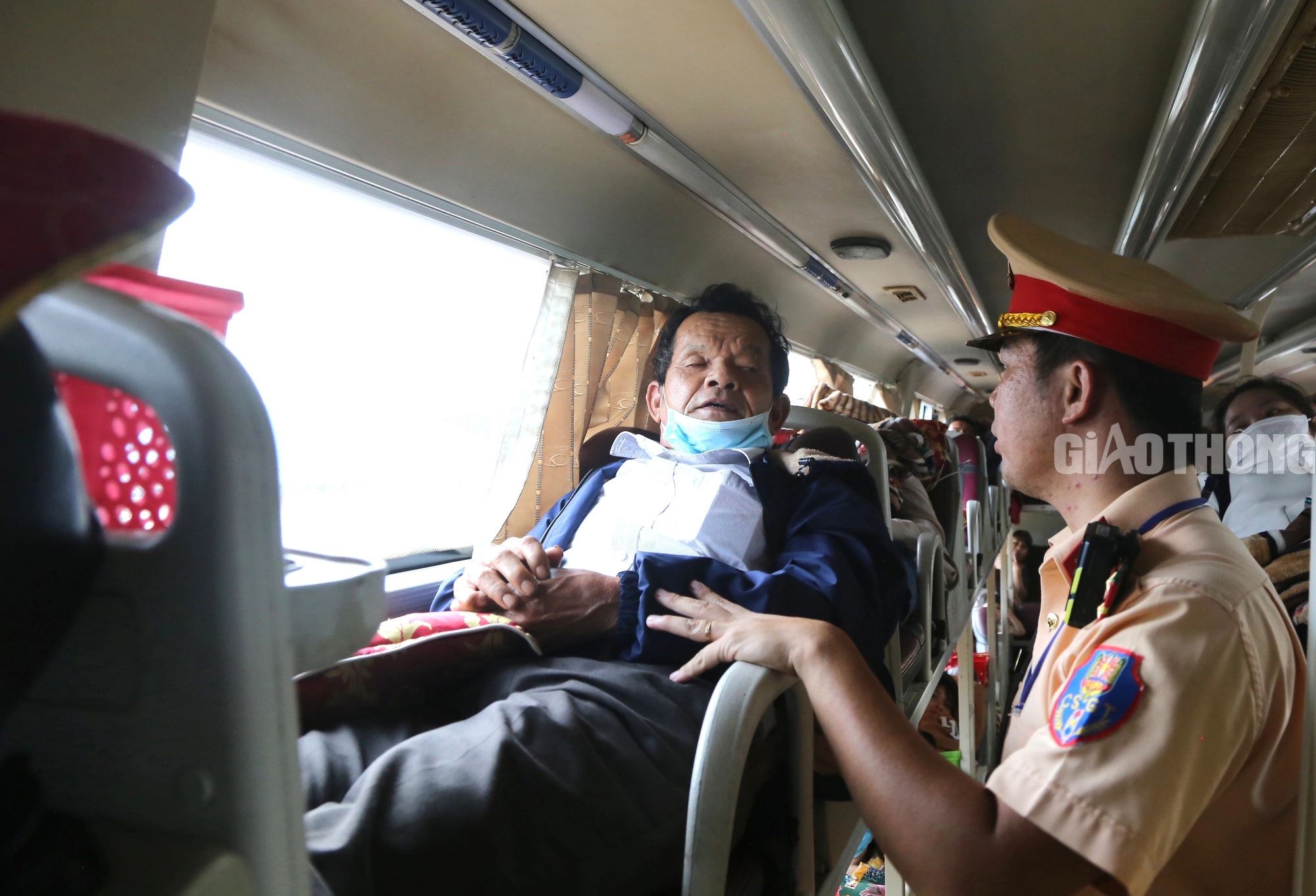 Kiểm so&aacute;t chặt vi phạm của xe kh&aacute;ch tr&ecirc;n đường Hồ Ch&iacute; Minh- Ảnh 6.