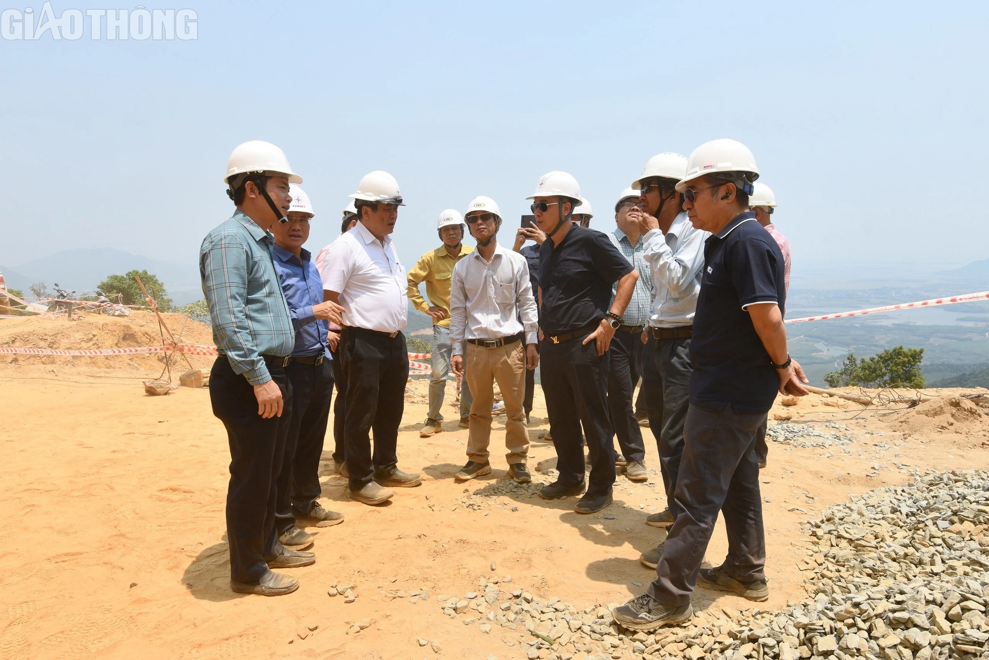 C&ocirc;ng nh&acirc;n mướt mồ h&ocirc;i dưới c&aacute;i nắng hơn 40 độ C nơi c&ocirc;ng trường đường d&acirc;y 500kV mạch 3- Ảnh 1.