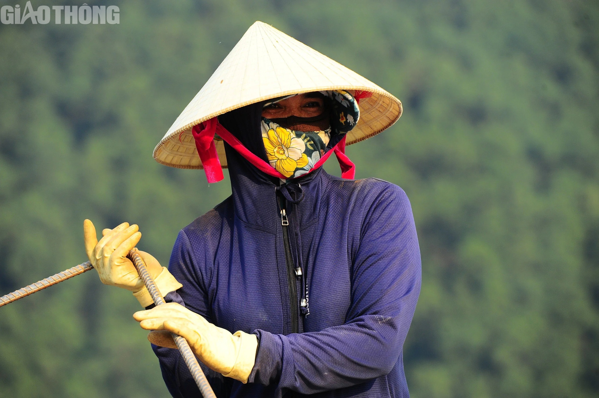 C&ocirc;ng nh&acirc;n mướt mồ h&ocirc;i dưới c&aacute;i nắng hơn 40 độ C nơi c&ocirc;ng trường đường d&acirc;y 500kV mạch 3- Ảnh 5.