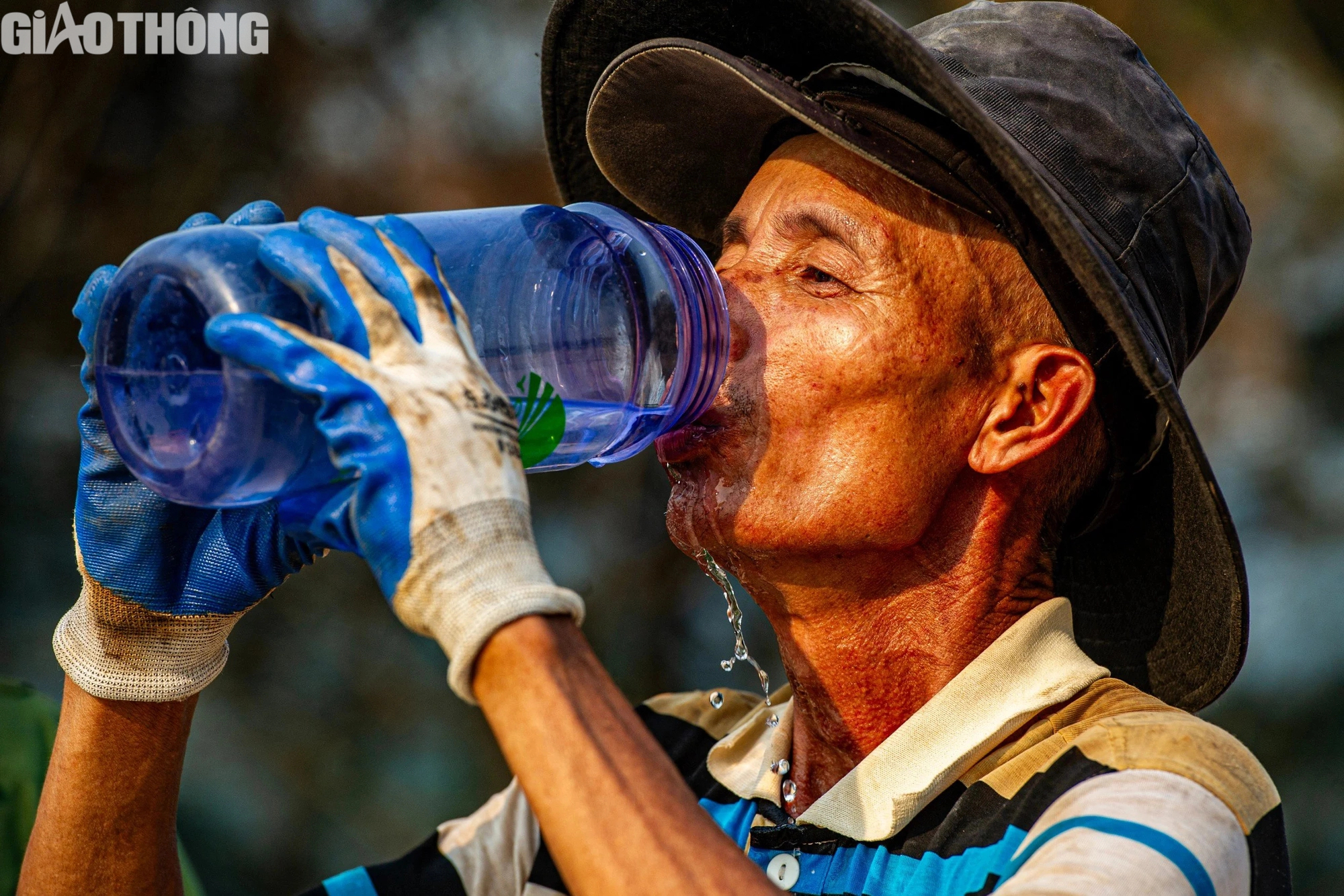 C&ocirc;ng nh&acirc;n mướt mồ h&ocirc;i dưới c&aacute;i nắng hơn 40 độ C nơi c&ocirc;ng trường đường d&acirc;y 500kV mạch 3- Ảnh 8.