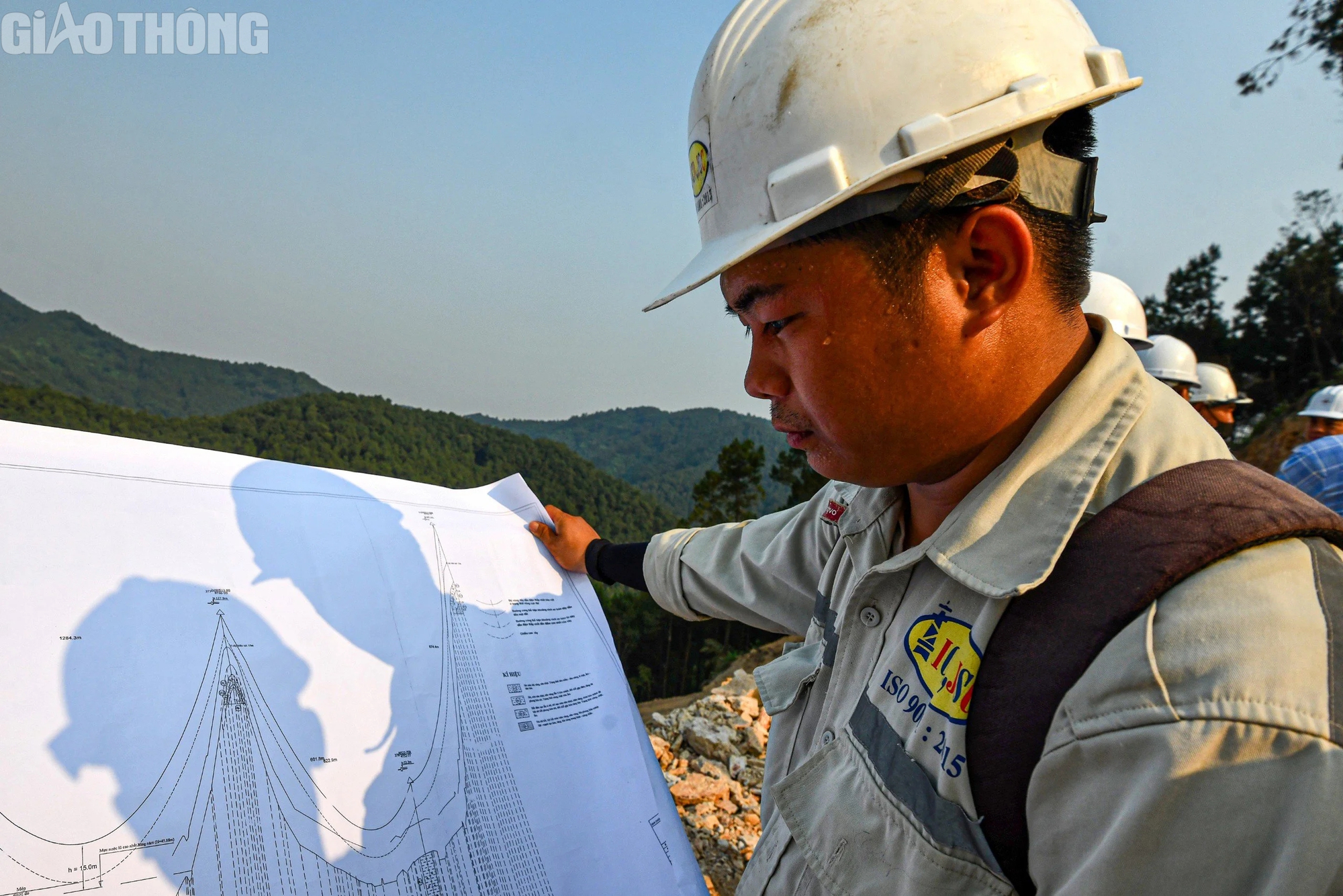 C&ocirc;ng nh&acirc;n mướt mồ h&ocirc;i dưới c&aacute;i nắng hơn 40 độ C nơi c&ocirc;ng trường đường d&acirc;y 500kV mạch 3- Ảnh 10.