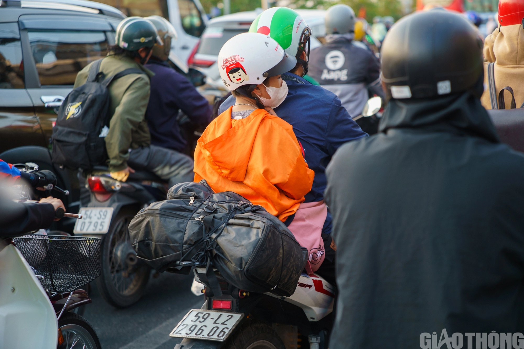 Người d&acirc;n trở lại TP.HCM, xe cộ như n&ecirc;m từ cao tốc TP.HCM - Trung Lương- Ảnh 8.