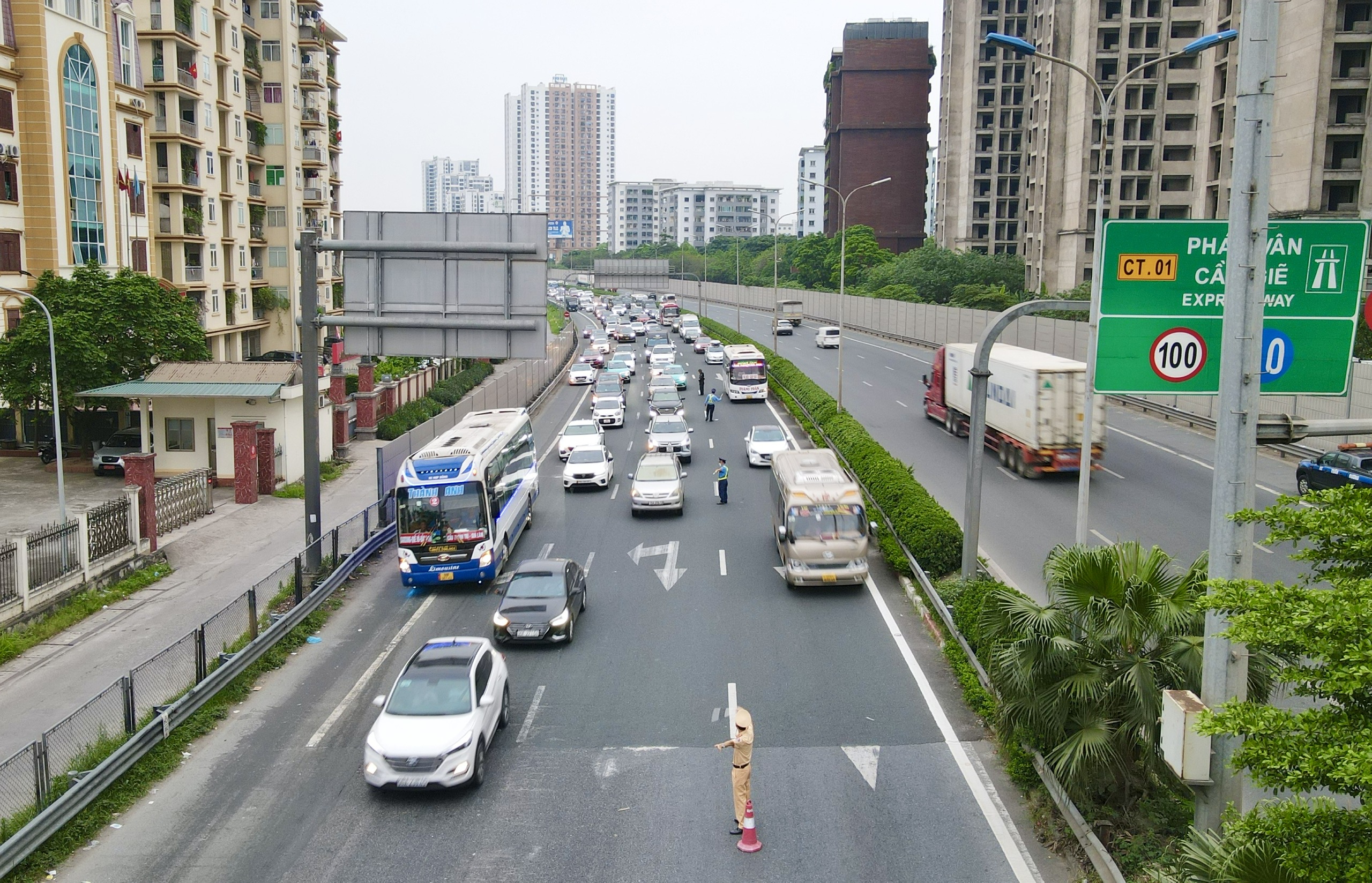Đường v&agrave;o H&agrave; Nội th&ocirc;ng tho&aacute;ng, &ugrave;n ứ cục bộ khu vực bến xe- Ảnh 4.