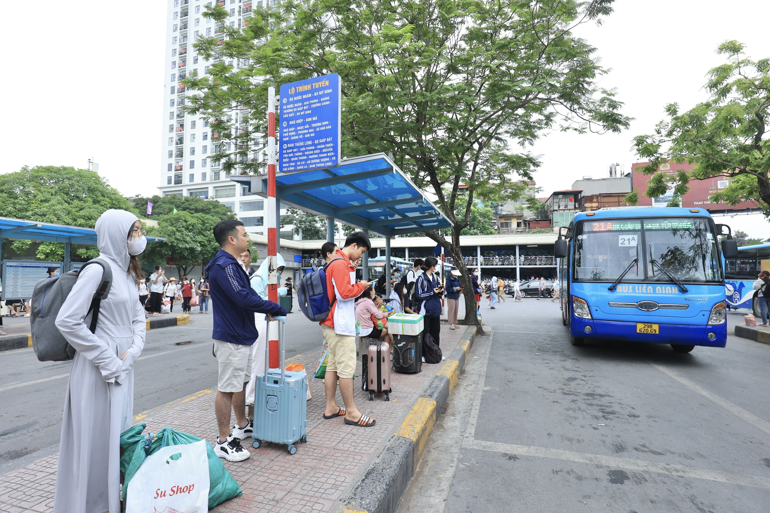 Cả vạn người quay lại H&agrave; Nội ng&agrave;y cuối nghỉ lễ, xe kh&aacute;ch dồn dập về bến- Ảnh 20.