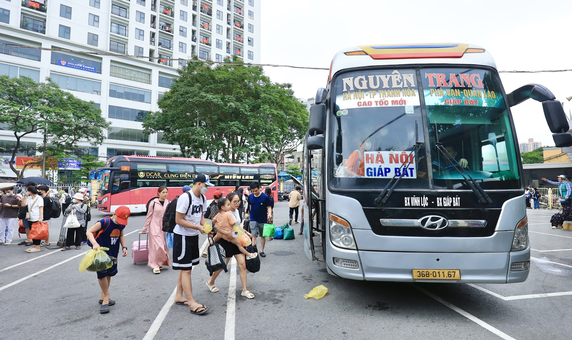 Cả vạn người quay lại H&agrave; Nội ng&agrave;y cuối nghỉ lễ, xe kh&aacute;ch dồn dập về bến- Ảnh 10.