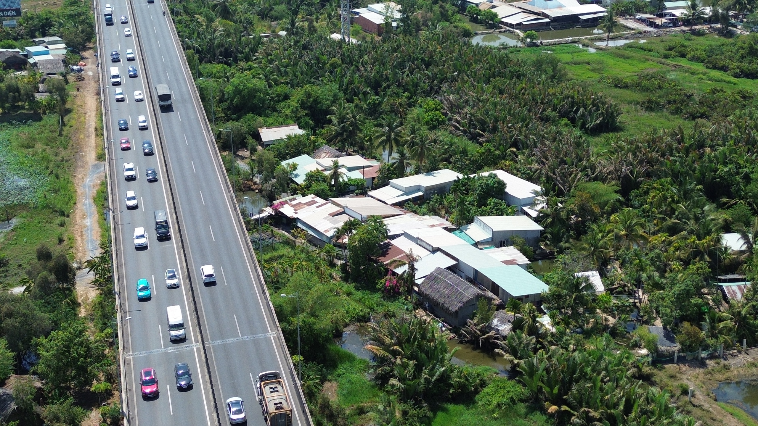 Ng&agrave;y cuối kỳ nghỉ lễ: C&aacute;c đoạn cao tốc hướng về TP.HCM qu&aacute; tải- Ảnh 4.