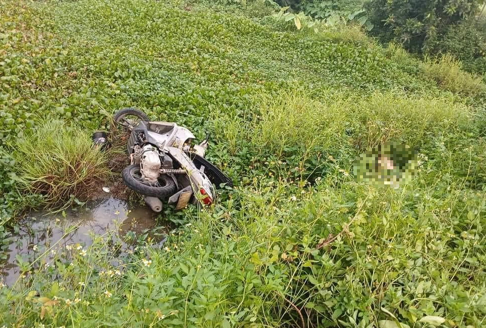 Nam thanh ni&ecirc;n tử vong dưới ruộng, b&ecirc;n cạnh xe m&aacute;y- Ảnh 1.