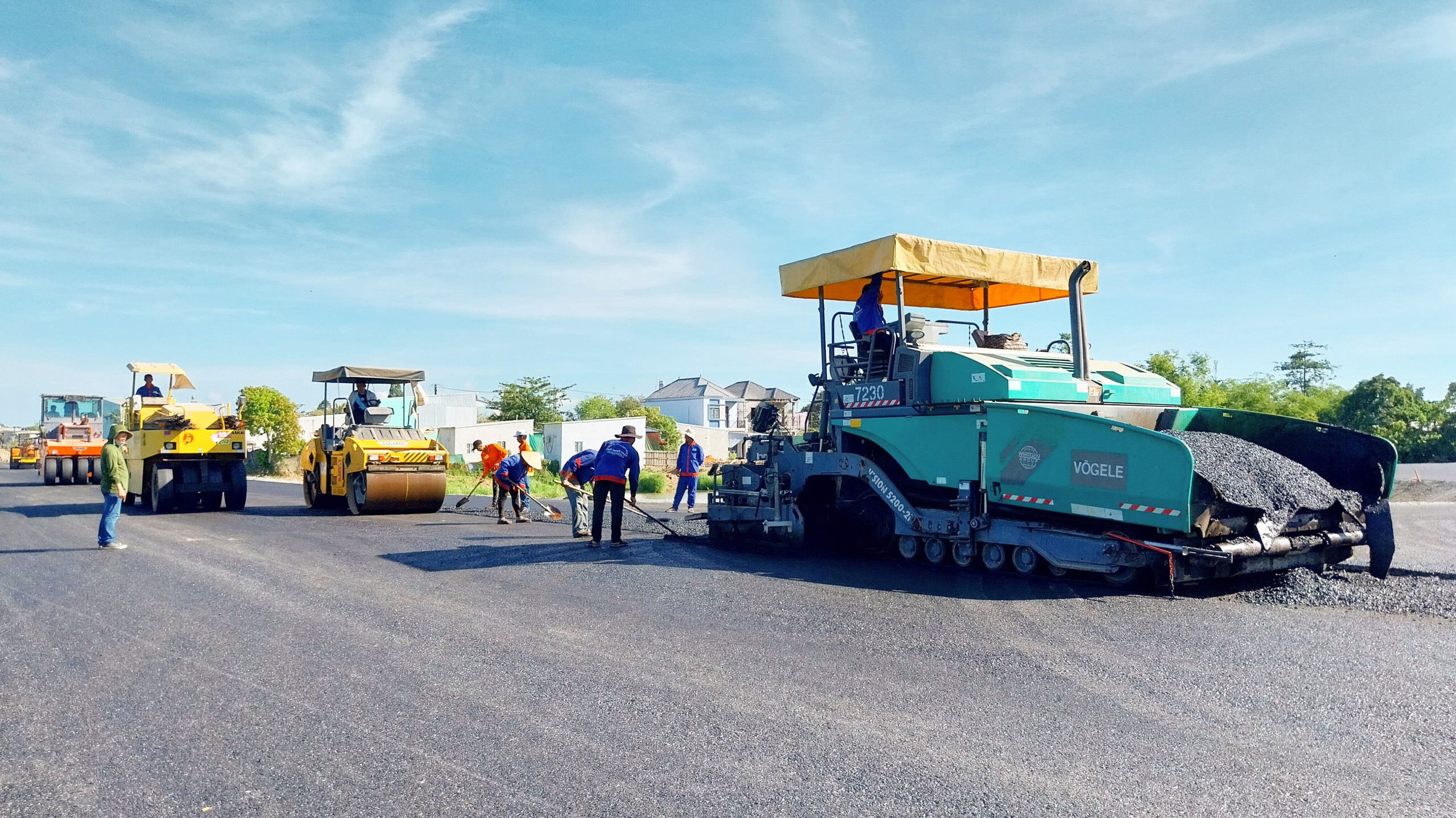 C&ocirc;ng trường tuyến tr&aacute;nh th&agrave;nh phố Long Xuy&ecirc;n rộn r&agrave;ng ng&agrave;y nghỉ lễ- Ảnh 1.