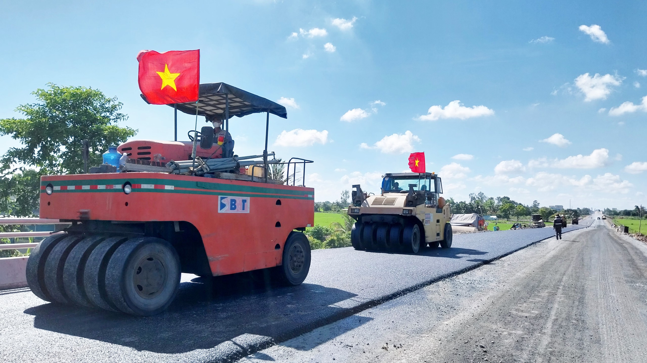 C&ocirc;ng trường tuyến tr&aacute;nh th&agrave;nh phố Long Xuy&ecirc;n rộn r&agrave;ng ng&agrave;y nghỉ lễ- Ảnh 2.