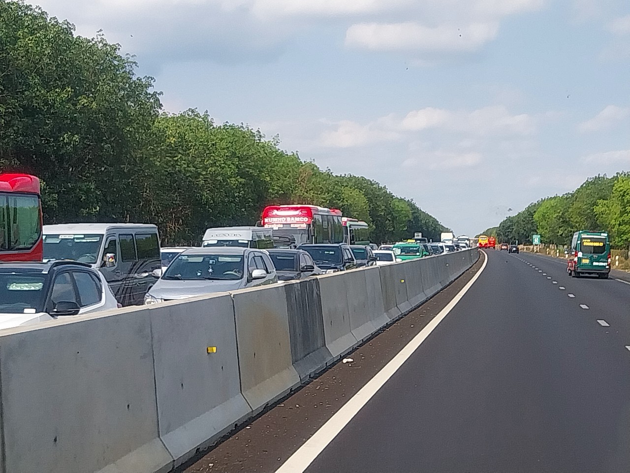 Ng&agrave;y cuối kỳ nghỉ lễ: C&aacute;c đoạn cao tốc hướng về TP.HCM qu&aacute; tải- Ảnh 2.