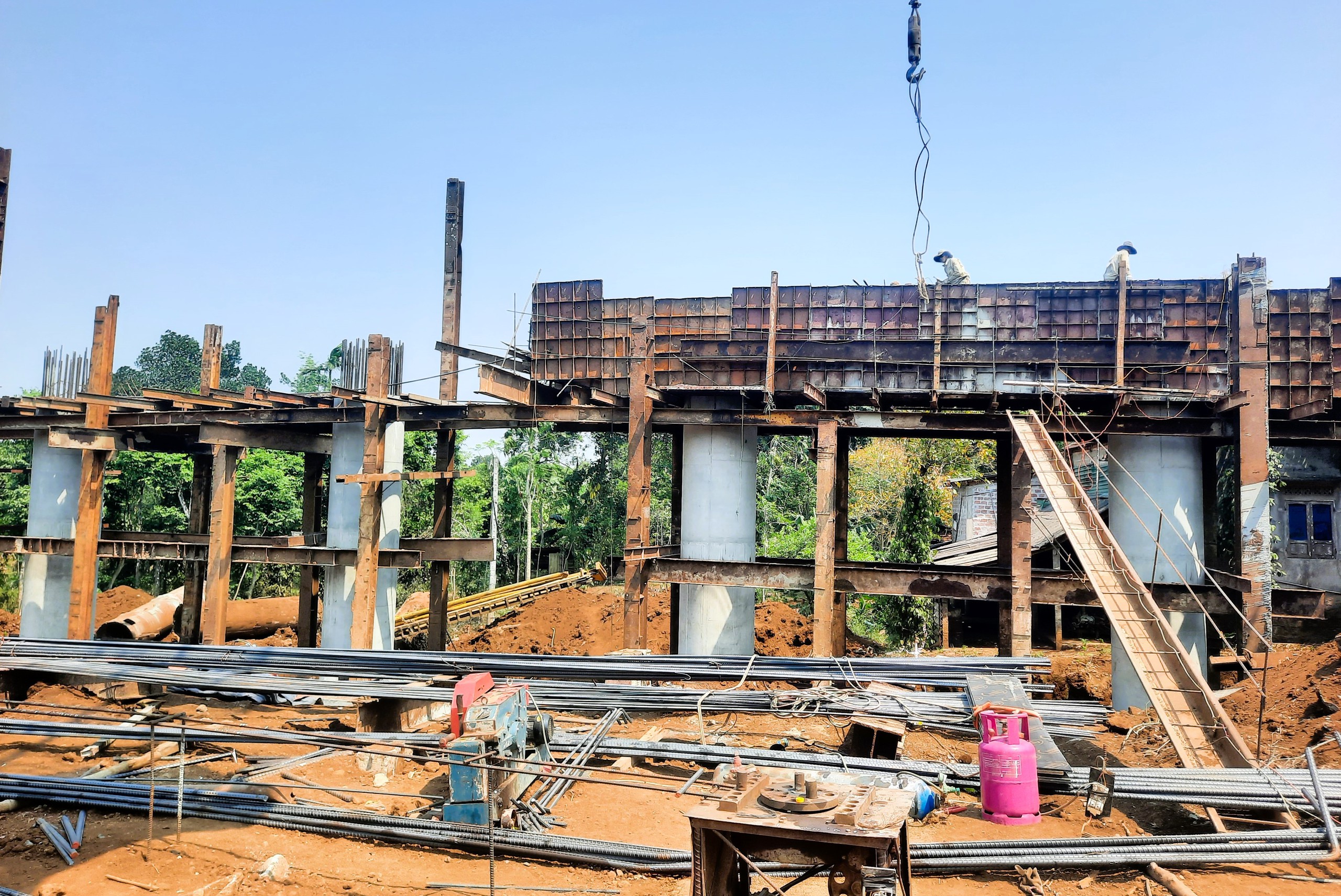 Hối hả thảm bê tông nhựa cao tốc Vạn Ninh - Cam Lộ giữa cái nắng cháy da- Ảnh 16. Hối hả thảm bê tông nhựa cao tốc Vạn Ninh - Cam Lộ giữa cái nắng cháy da- Ảnh 16.